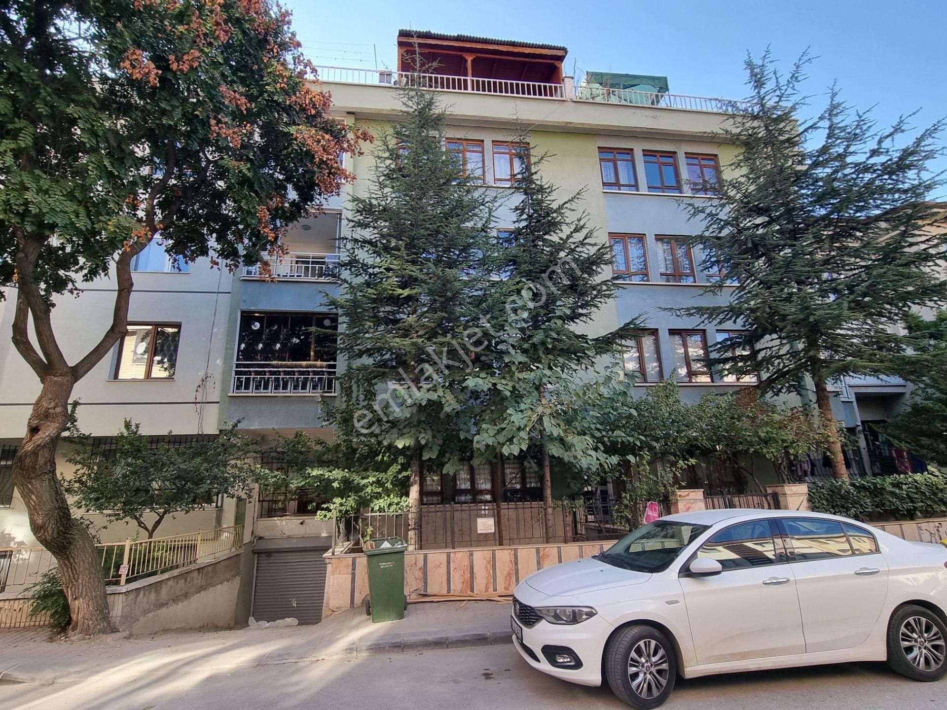 Yenimahalle Işınlar Kiralık Daire Miralay Nazımbey Sokak'ta 3+1 Katta Ebeveyn Banyolu 150m2 Yapılı