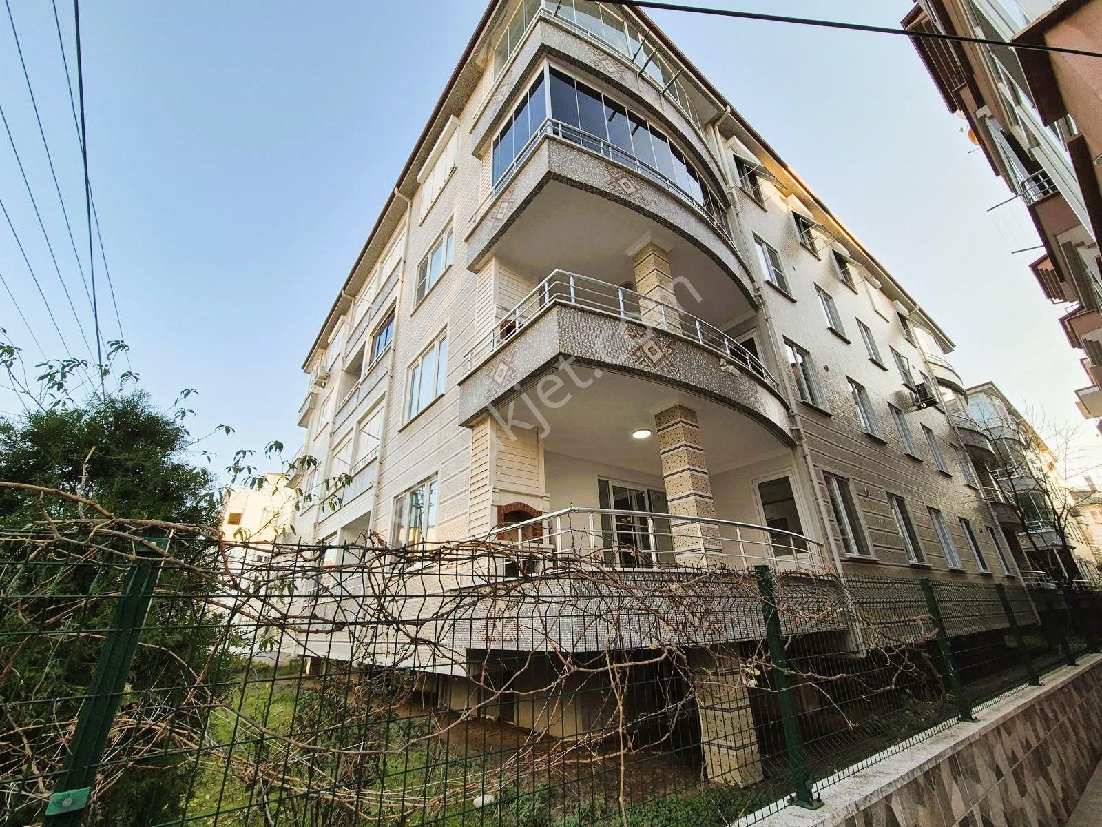 Edremit Akçay Satılık Daire 🏡🏡alçınar Emlaktan Merkezde Geniş Balkonlu 2+1 Daire🏡🏡