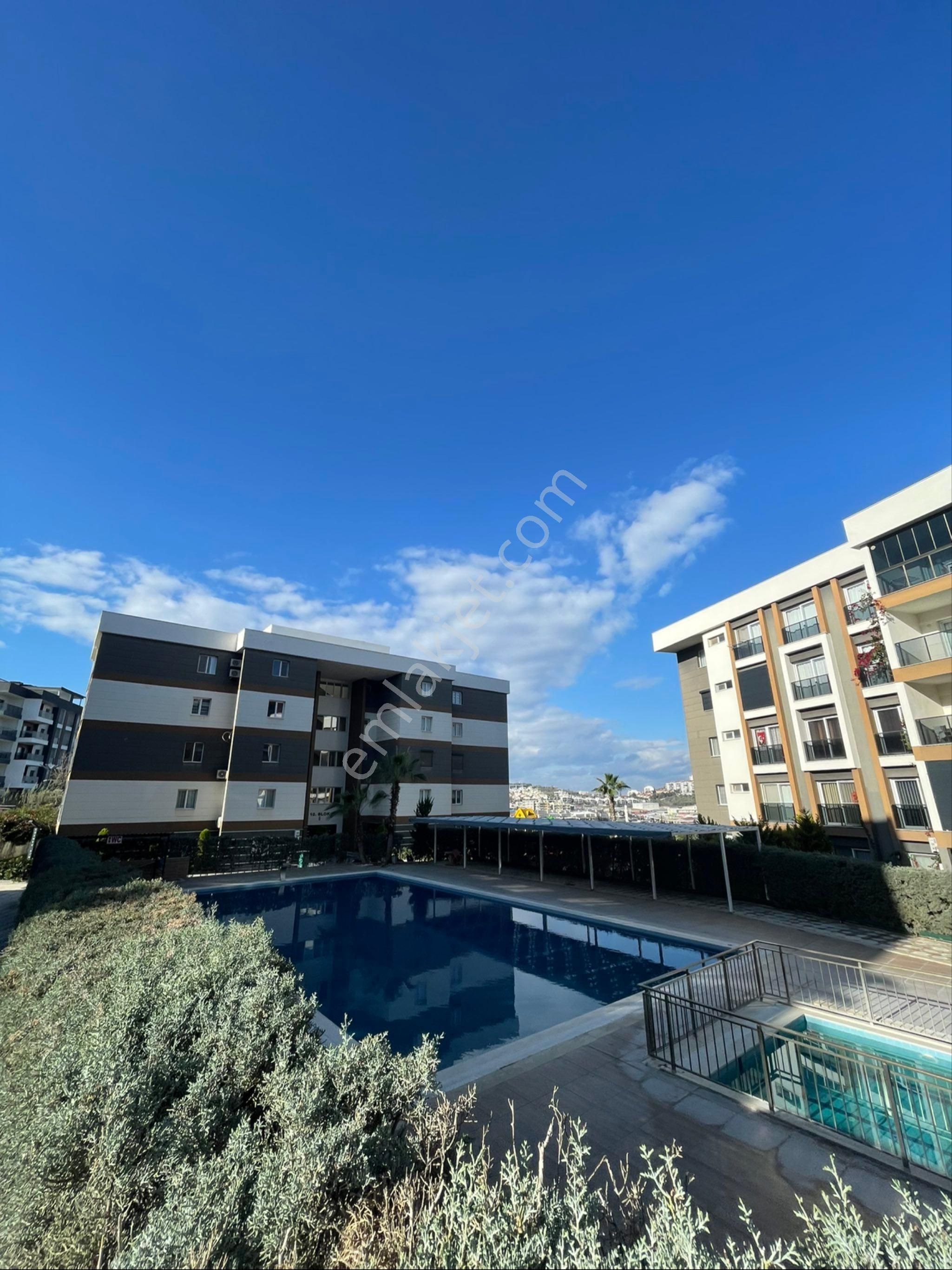 Havuzlu Doğalgazlı Sitede Satılık 1+1 Daire - Görsel 2