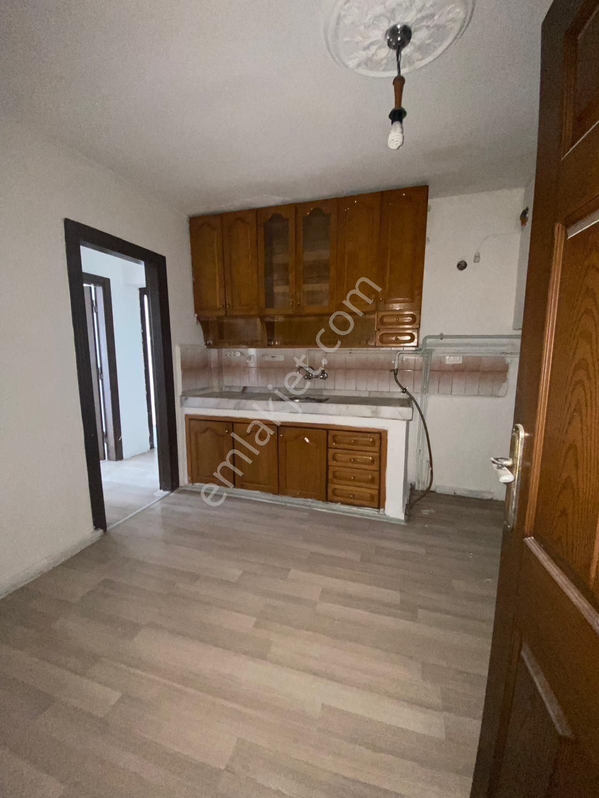 Seyhan Yeşilyurt Kiralık Daire Evren Sitesinde Giriş Blok Dırek Hasarsız 3+1 D.gaz Kombı Yeni Boyalı Temız Daire