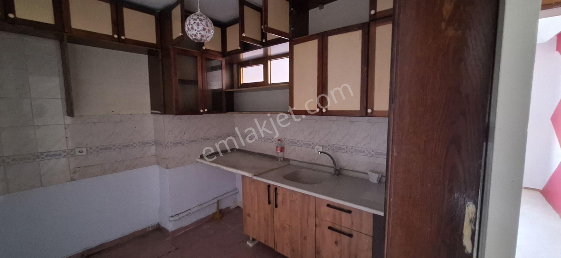 Bornova Yeşilova Kiralık Daire Abdi İpekçi Caddesi Üzerindeki İkon Cadde Yakını 3+1 Daire