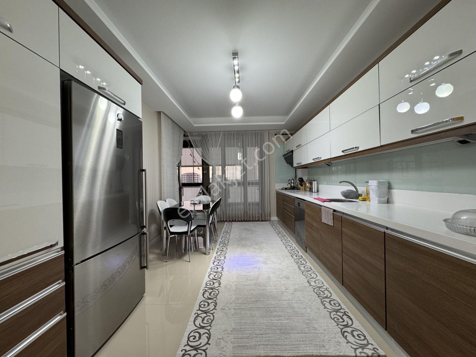 Pursaklar Fatih Satılık Daire Kalecik Emlak'tan Fatih Mah. Nezih Sitede 8.kat Şehir Manzaralı Ful Yapılı Prestijli 4+1 195m²