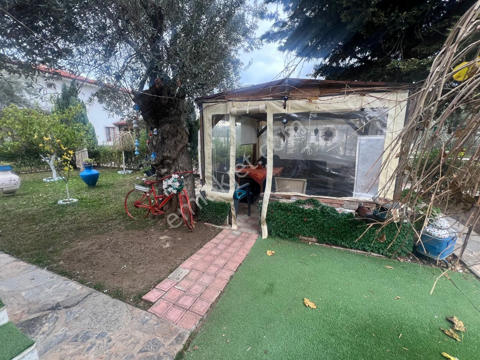 Edremit Güre Satılık Villa Kavuşturan Emlak'tan Güre'de Havuzlu Site İçinde Satılık 2+1 Villa