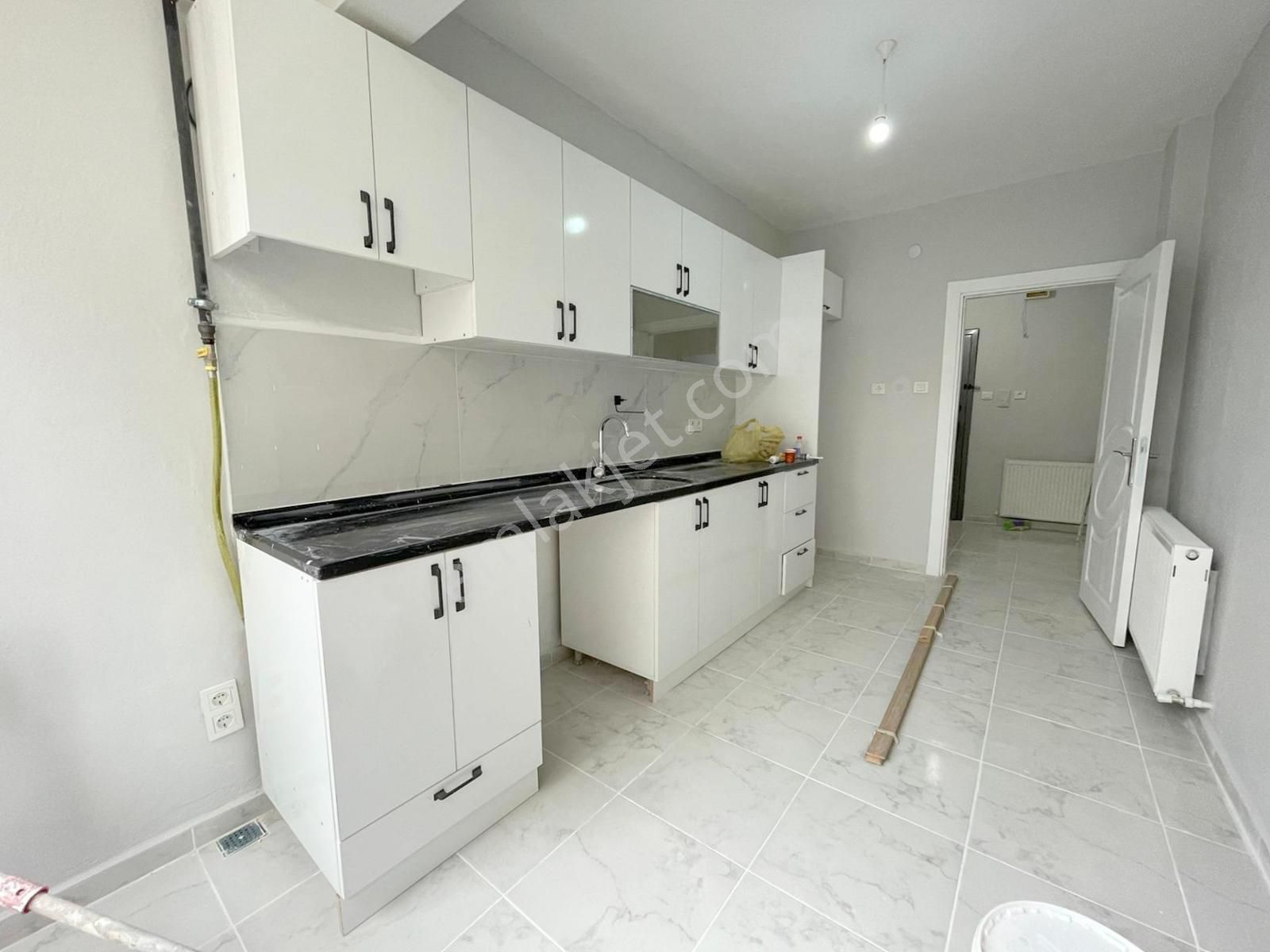 Pendik Kavakpınar Satılık Daire Mertcan'dan Caddeye 2dk Mesafeli 25m2 Arsa Tapulu 2+1 Daire