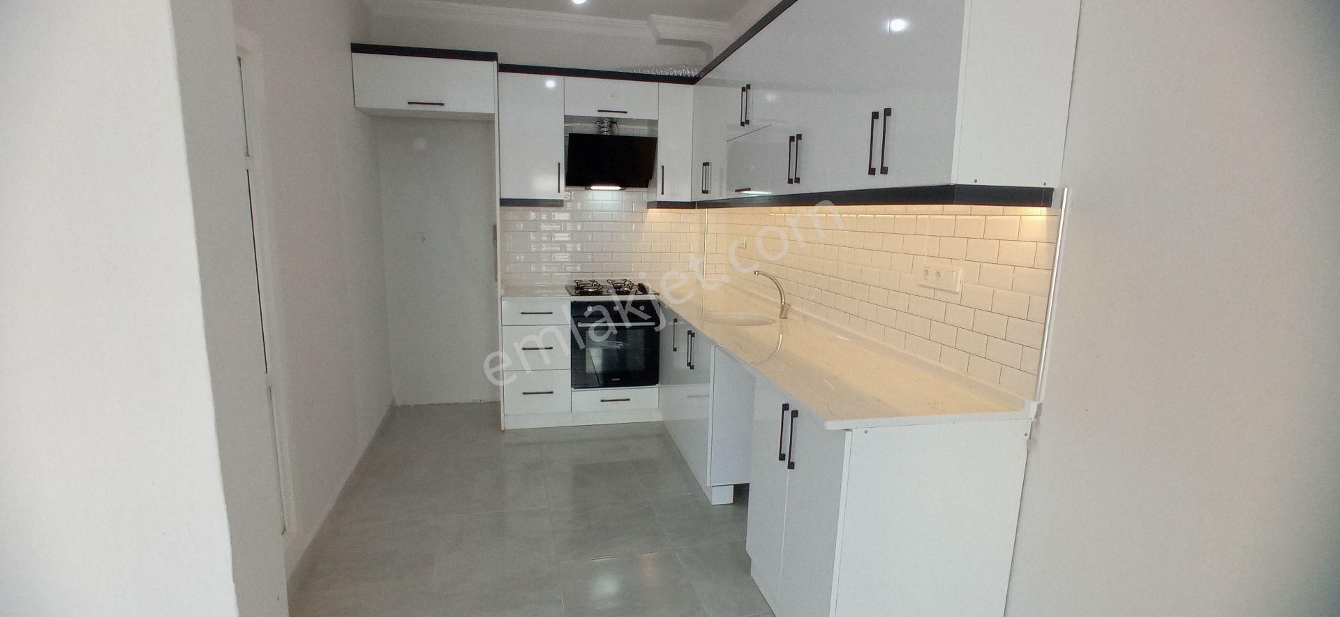 Salihli Namık Kemal Satılık Daire Salihli İstasyonda Namık Kemal Mah.ferah Cad. 3+1 100m2 İçi Tadilatlı Ara Kat