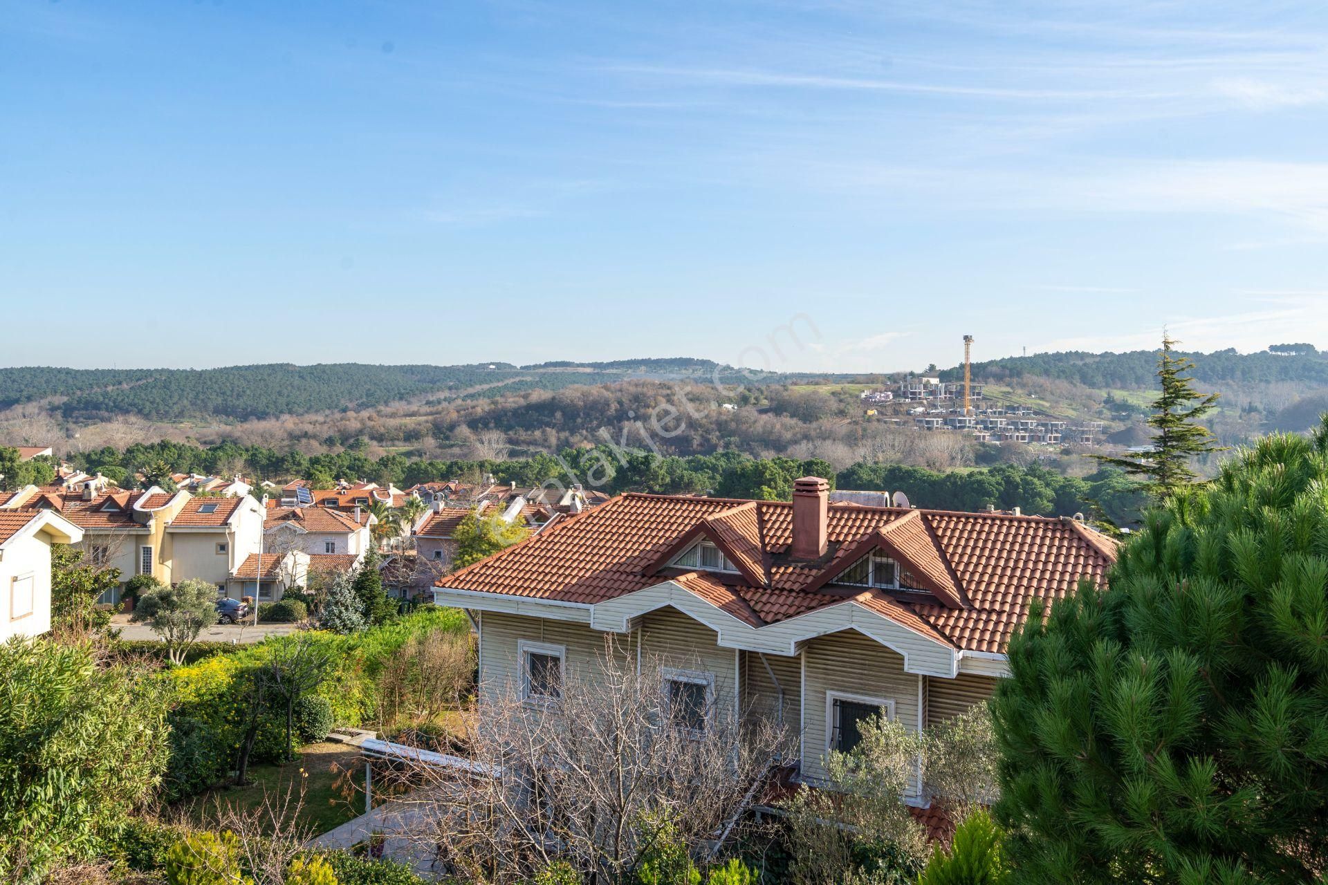 İstanbul Sarıyer Kiralık Villa Arıköy Sitesi'nde Şerefiyesi Yüksek Kiralık Villa