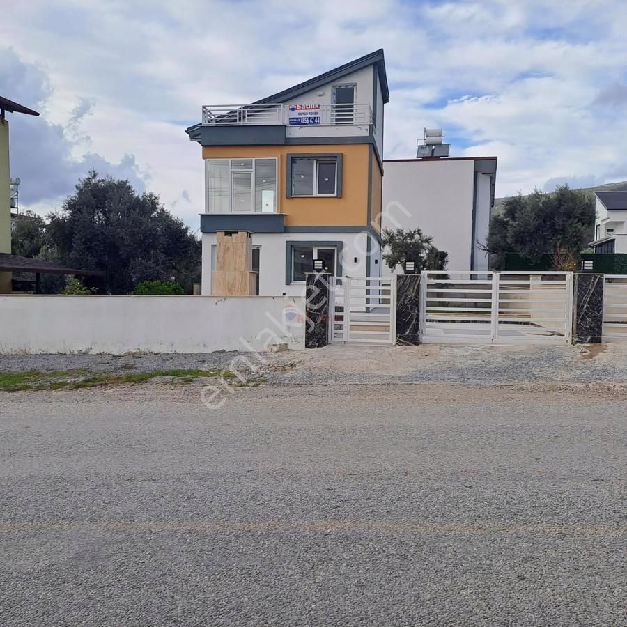 Didim Akbük Satılık Villa Remax Zümrüt'ten Satılık Çarşıda Deniz Manzaralı 3+1 Villa