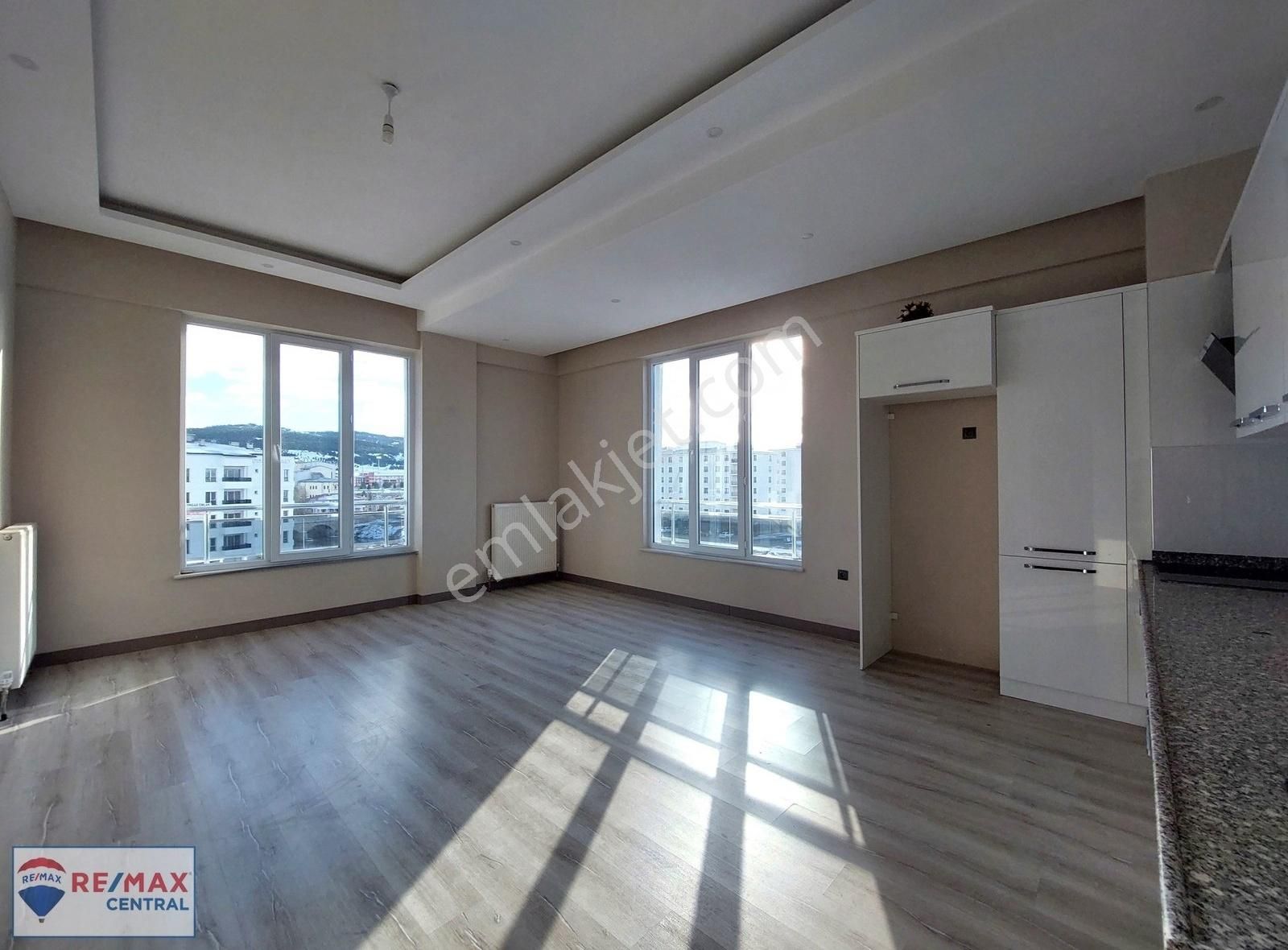 Sivas Merkez Eğriköprü Kiralık Daire Remax Central'dan Üniv. Bölgesinde Kapalı Otop. Lüx 1+1 Daire