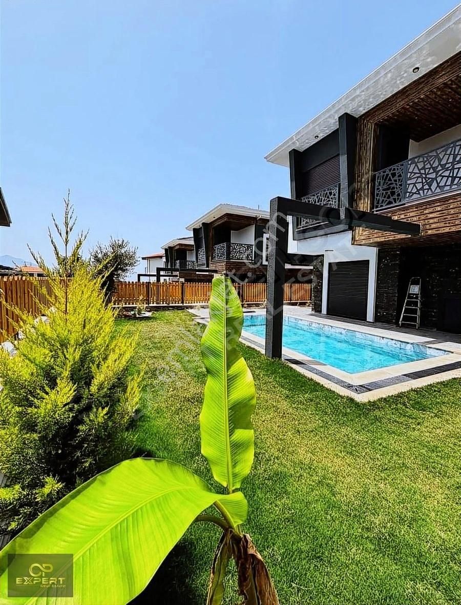 Kuşadası Davutlar Satılık Villa Davutlarda Mustakil 4+1 Havuzlu Ferah, Estetik, Sağlam Villa