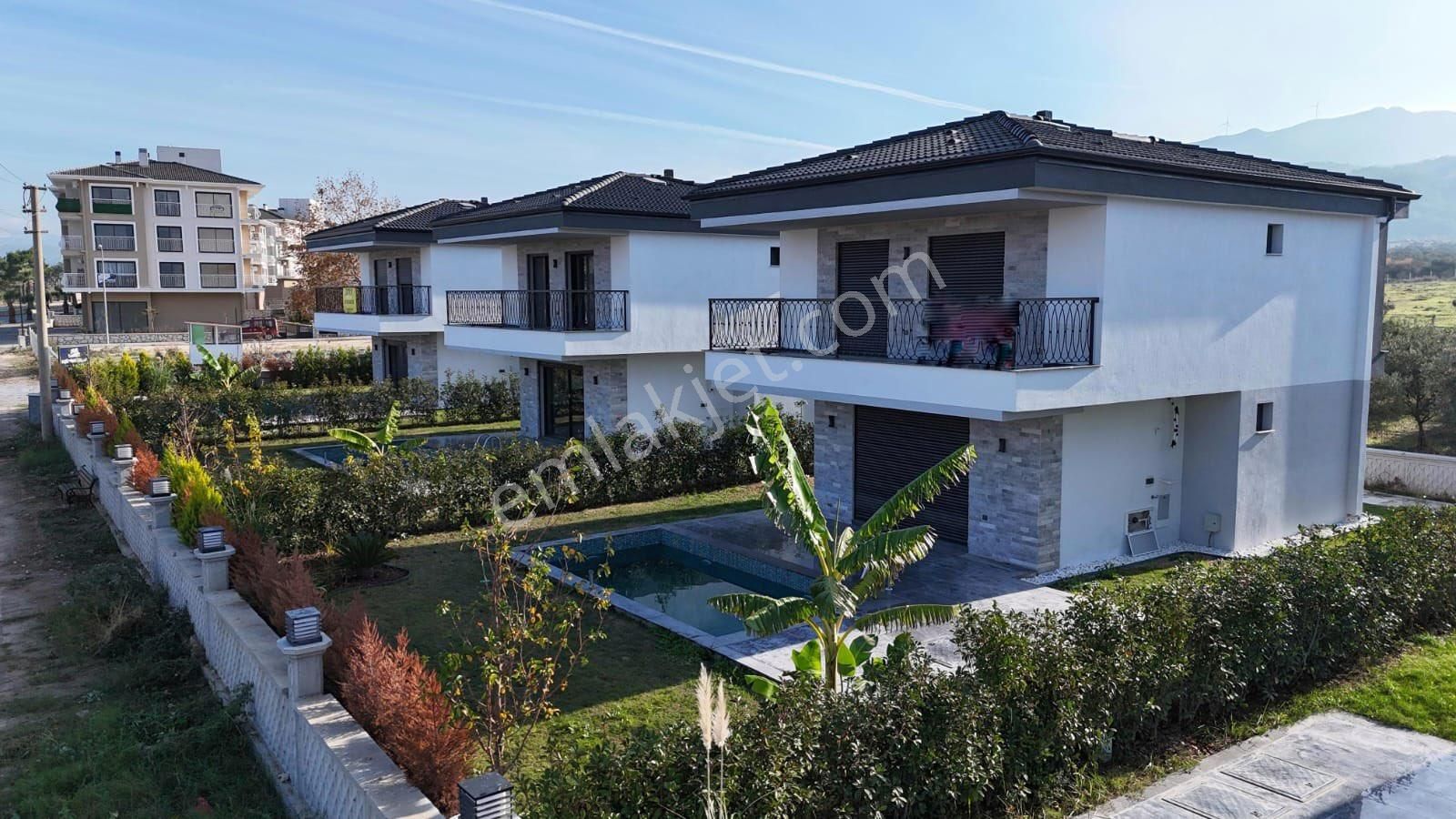 Kuşadası Davutlar Satılık Villa Sahil Siteleri 4+1 Tek Müstakil Özel Havuzlu Villa