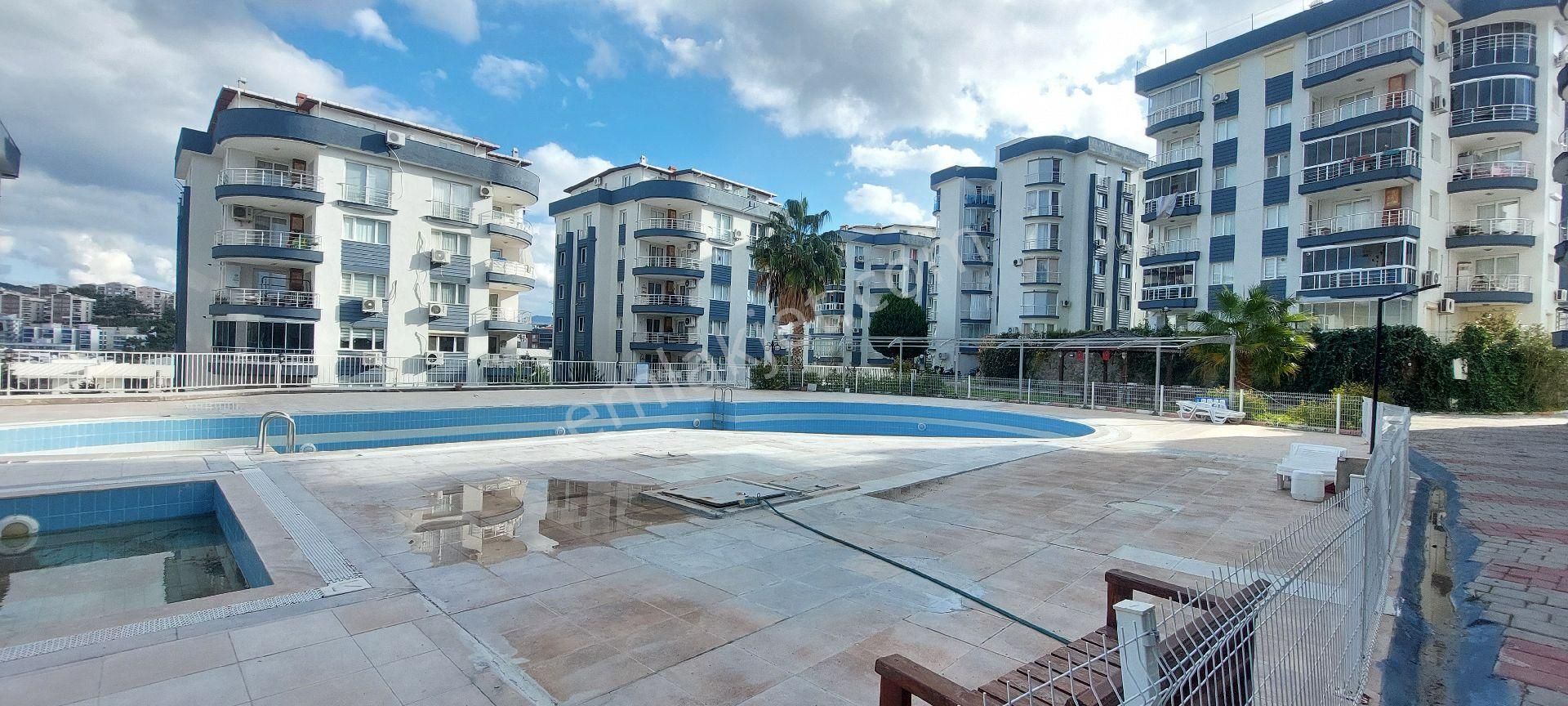 Kuşadası İkiçeşmelik Satılık Daire Merkezde Havuzlu Sitede Geniş Ferah Daire