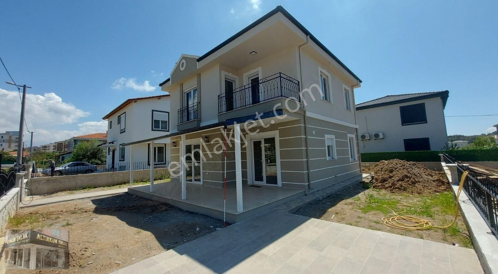 Ayvalık Küçükköy Satılık Villa Ayvalık Sarımsaklı'da 75m2 Tabanlı 4+1 Müstakil Yazlık Villa