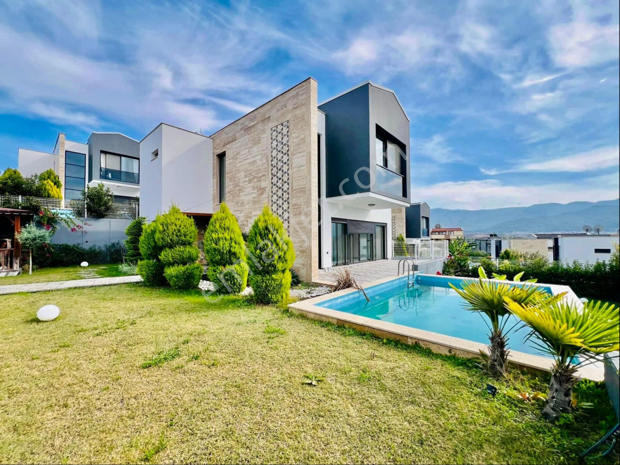 Kuşadası Soğucak Satılık Villa Tek Müstakil Kapalı Garajlı 4+1 Müstakil Villa