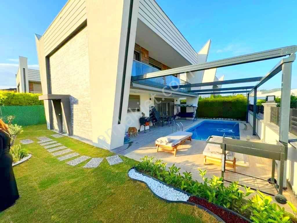 Kuşadası Karaova Satılık Villa Denize 800 Mtr Tek Müstakil Özel Havuzlu Villa