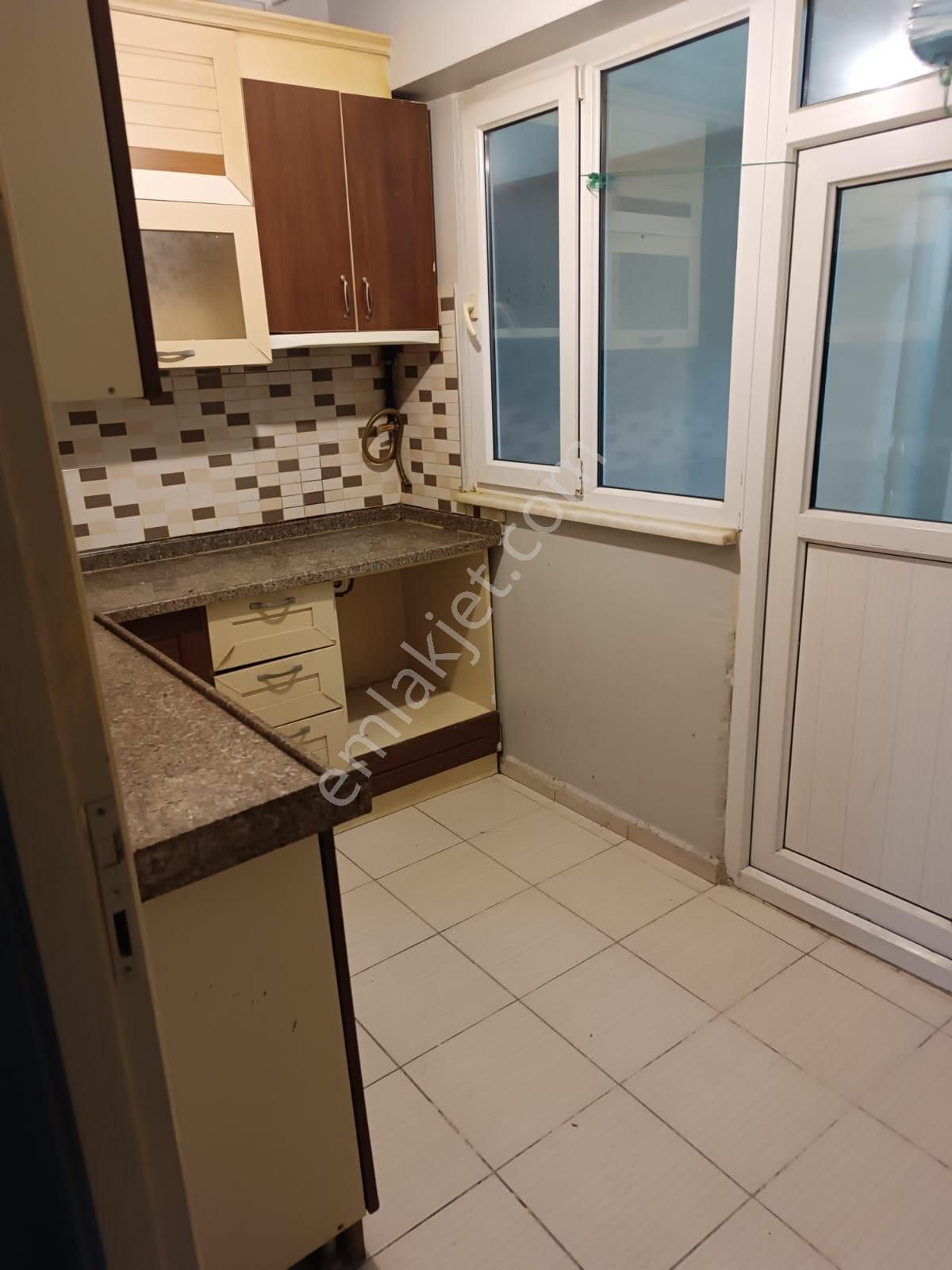 İstanbul Zeytinburnu Marmaraya Yakın Kiralık Daire Yenidoğan Mh.yüksek Giriş 1+1 Daire