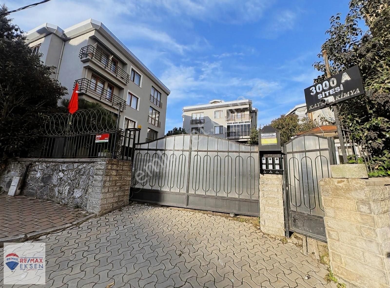 Çekmeköy Merkez Satılık Daire Çekmeköy Merkez Mahallesi Site İçinde Satılık 3 + 1 Daire