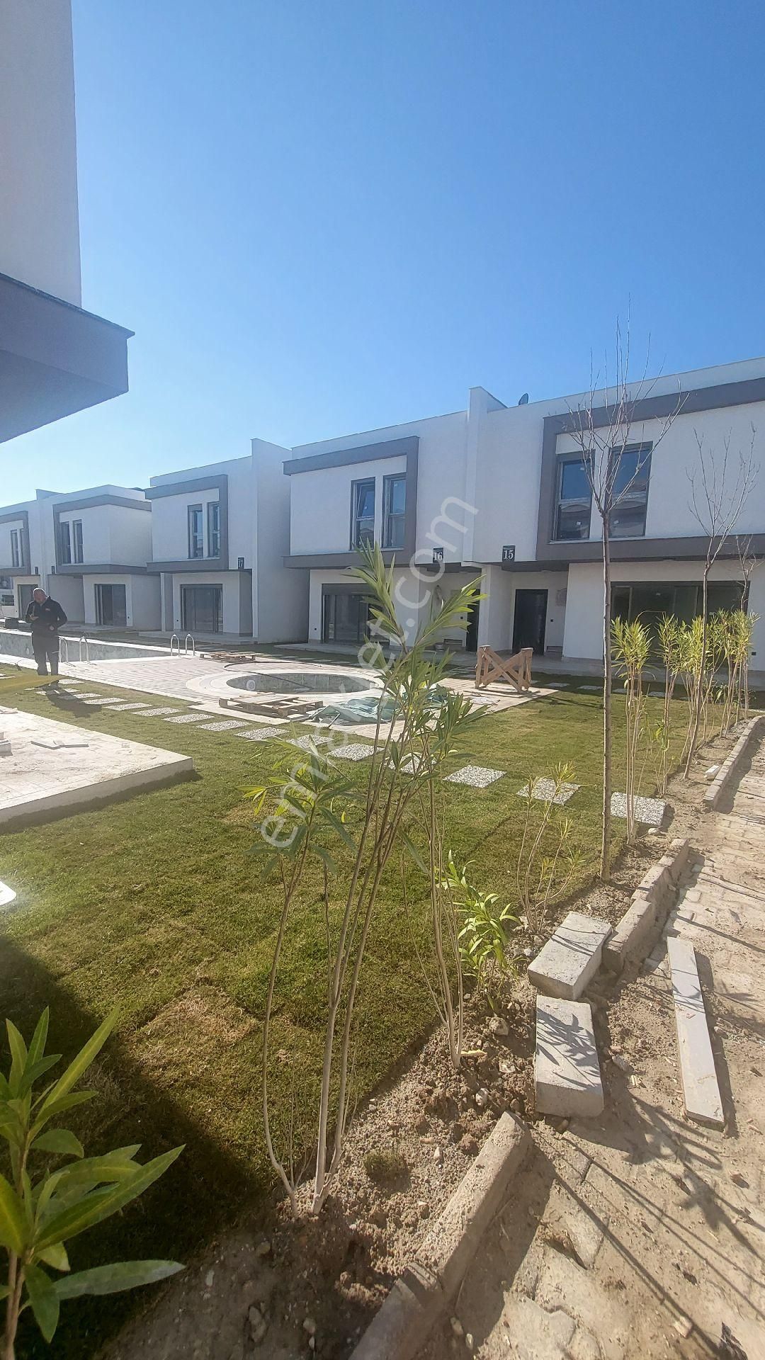 Kuşadası Davutlar Satılık Villa Kuşadası Sahil Sitelerinde Havuzlu Sitede Yerden Isıtmalı 3+1 144 M2 Sıfır Lüx Villa.