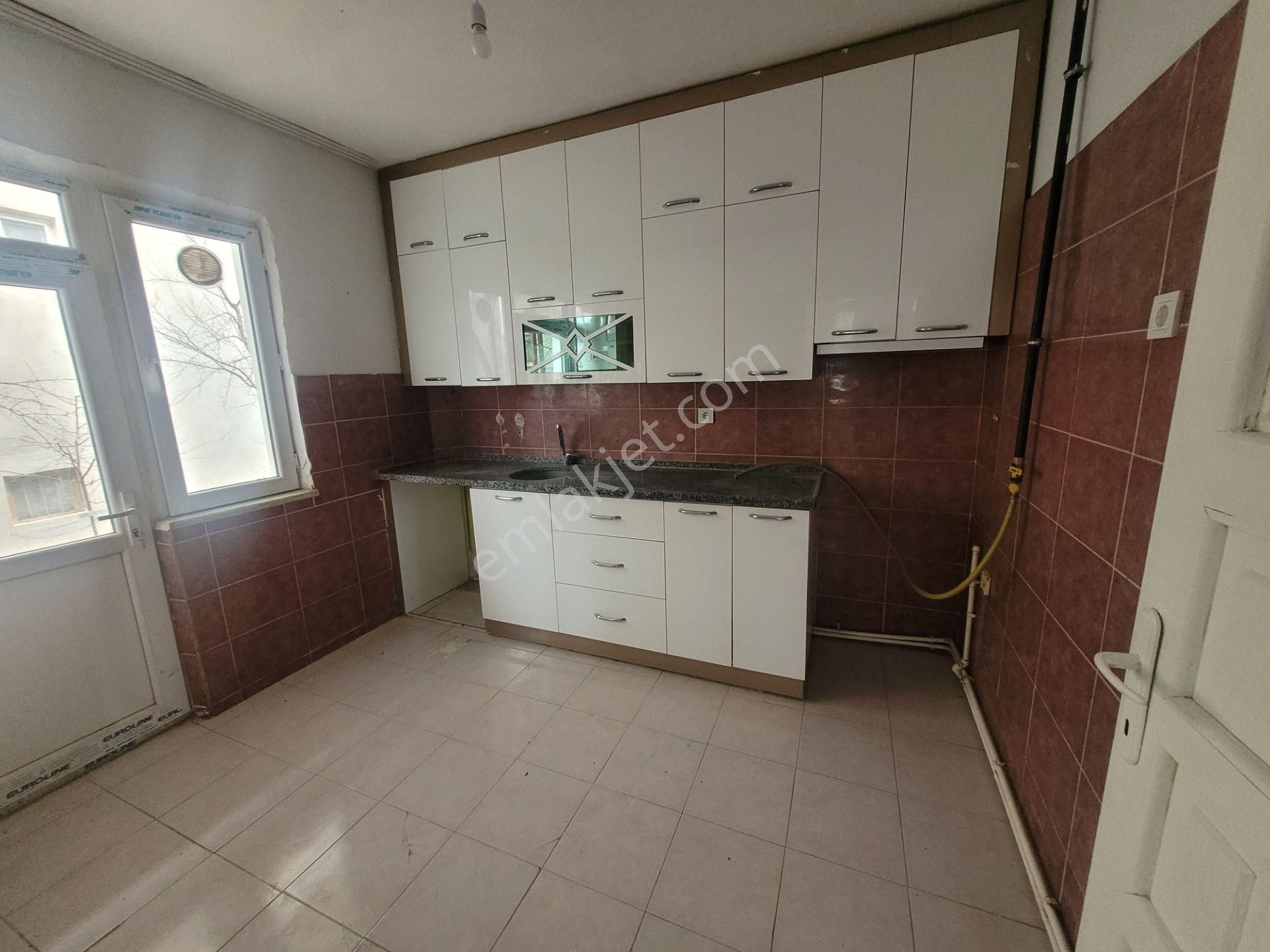 Şuhut İstiklal Kiralık Daire İlbey // Şuhut-istiklal Mahallesinde 2+1 Dğalgazlı Daire