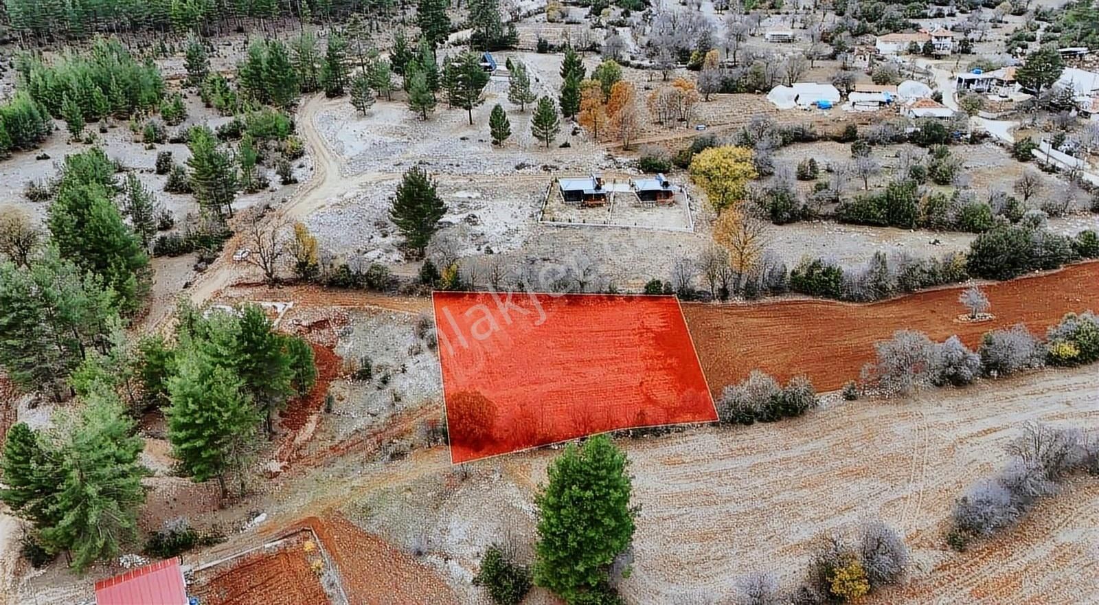 Bucak Beşkonak Köyü Satılık Konut İmarlı Açan'dan Beşkonakta Imarlı 1800 Metrekare 2 Parsele Bölünebilir