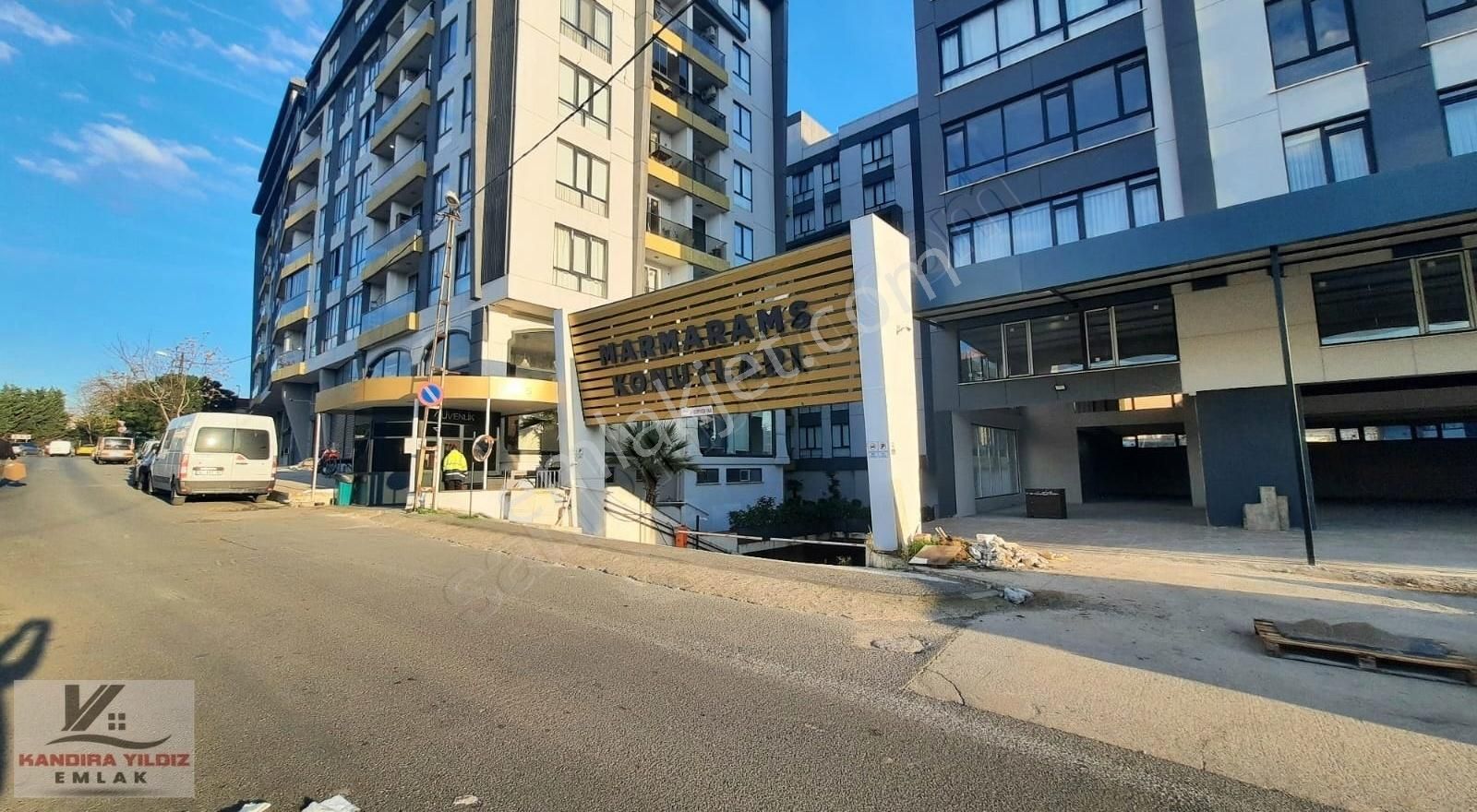 Ataşehir Esatpaşa Kiralık Daire Ataşehir Marmarams'da Havuzlu-güvenlikli Site İçi 2+1 94m2.1.kat