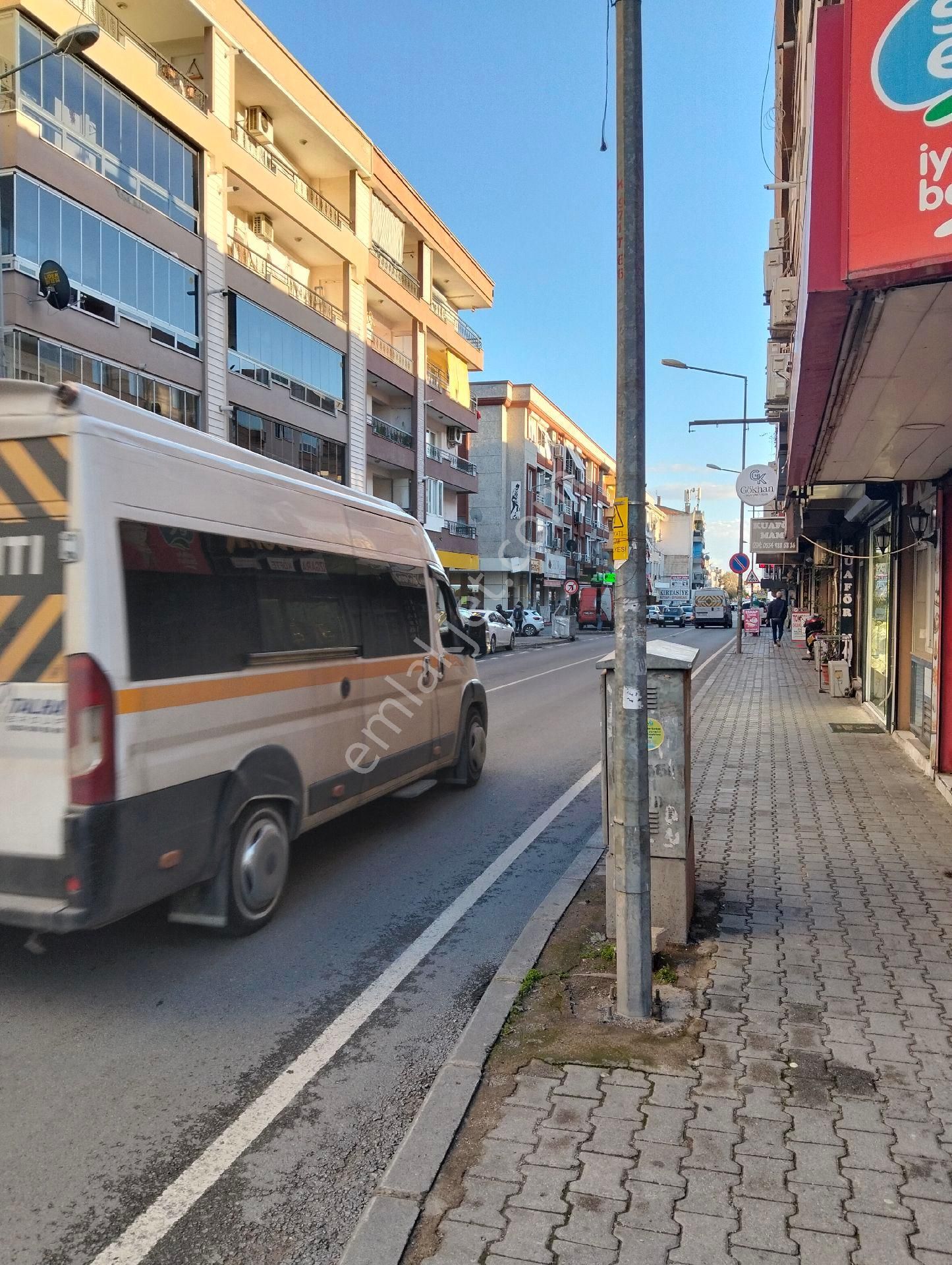 Gaziemir Yeşil Satılık Büro Gaziemir Meydan'da Merkezi Lokasyon Satılık Dükkan