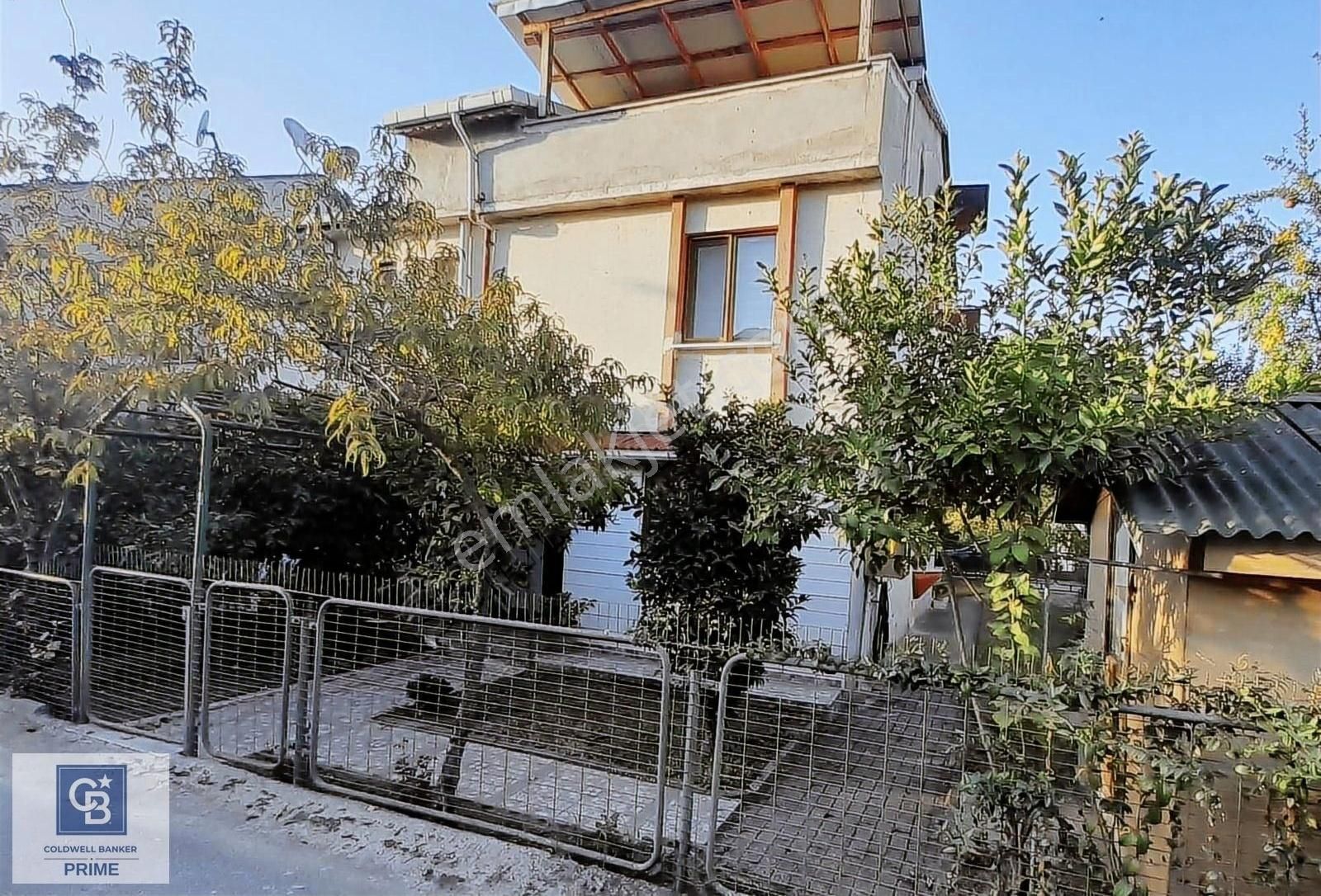 Başiskele Yeniköy Merkez Satılık Villa Yeniköyde 4+1 Geniş Bahçeli Tadilatlı Villa