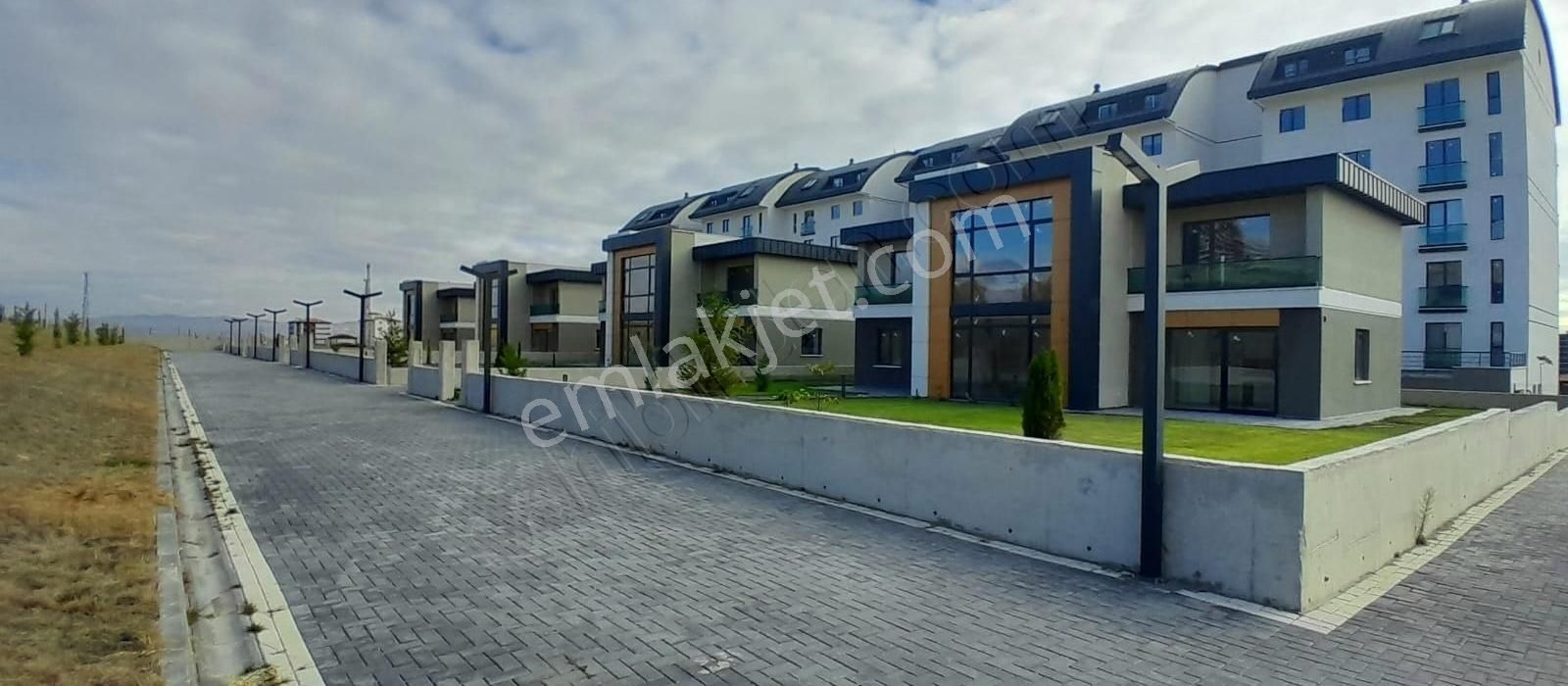 Etimesgut Yeni Bağlıca Satılık Villa Bağlıca Sitede 5+2 Geniş Bahçe Alanlı Oturuma Hazır Villa