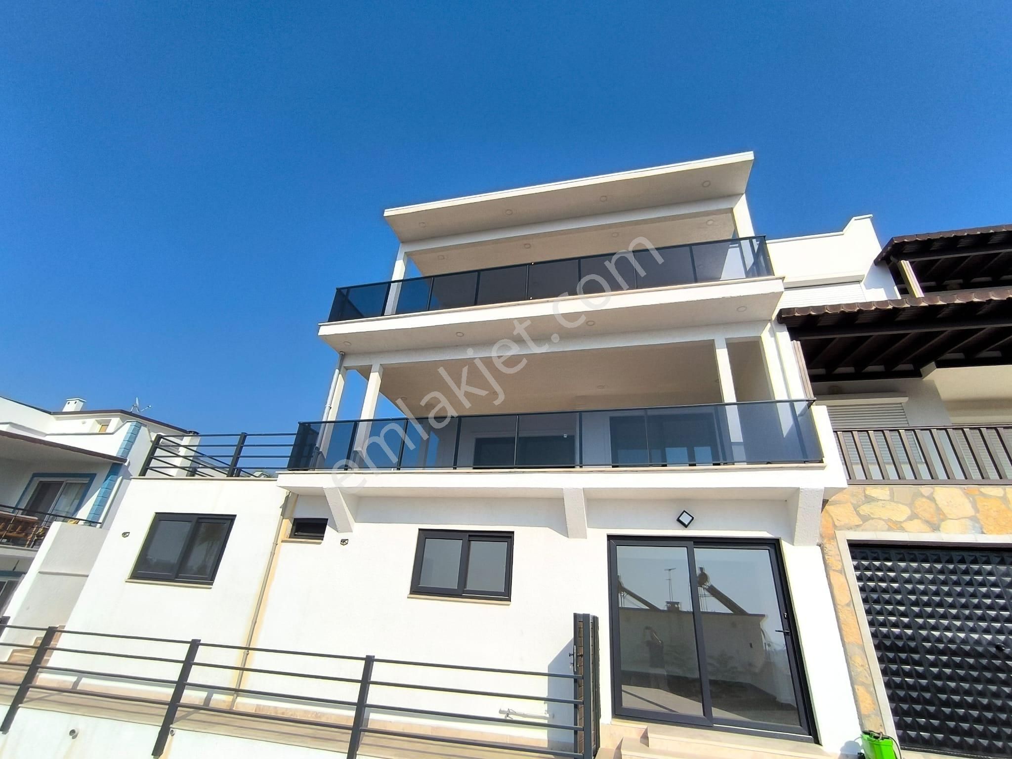 Milas Boğaziçi Satılık Villa Başko Sitesinde Sıfır 5+2 Deniz Manzaralı Bahçeli Villa