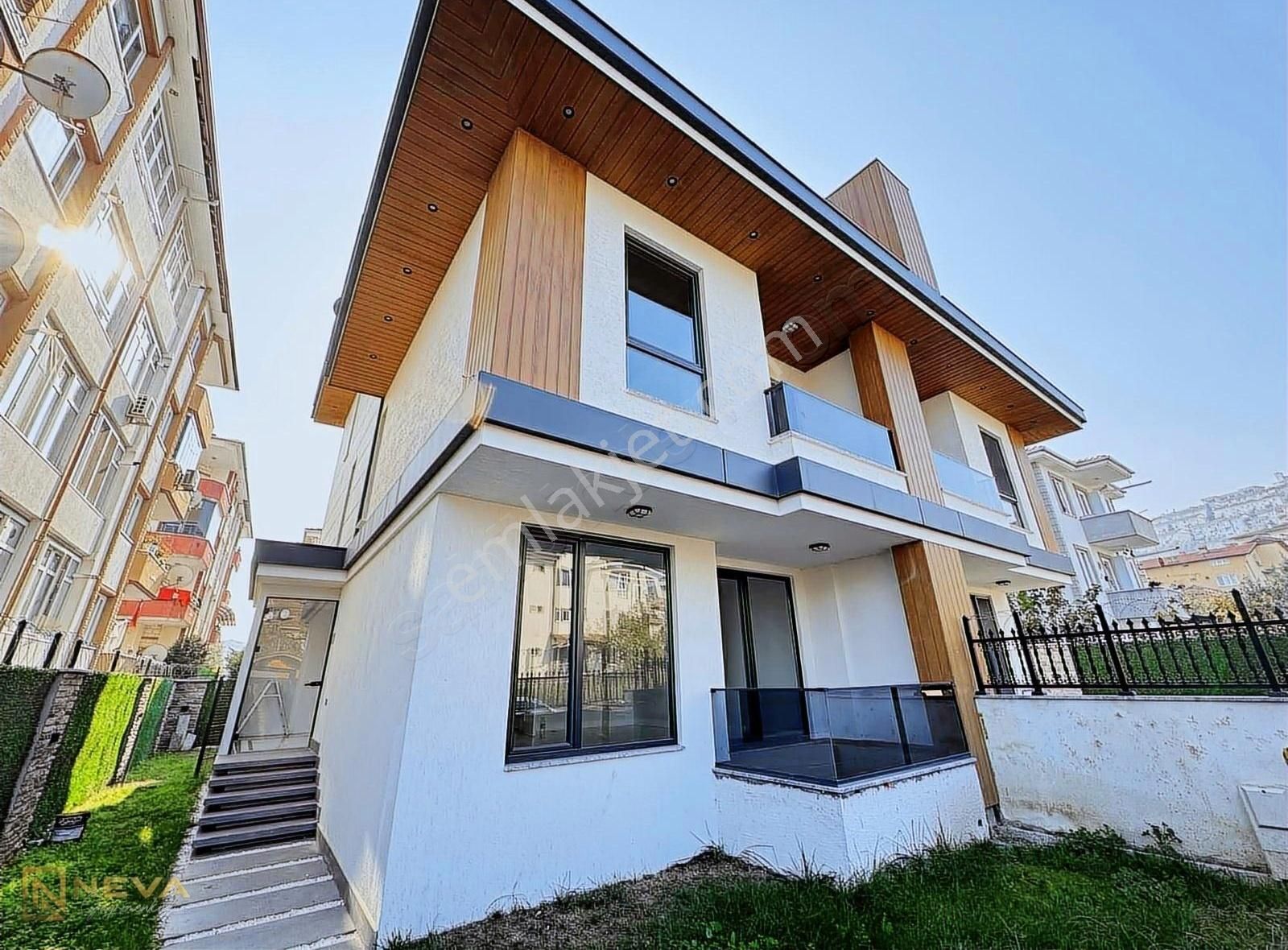 Serdivan İstiklal Satılık Villa Serdivan İstiklal Mah. Satılık 5+1 300 M2 Ultra Lüx Villa