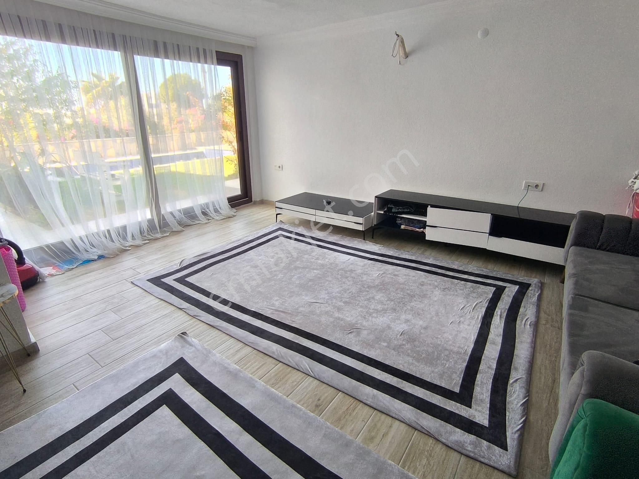 Günbatımı Sitesinde Köşe Başı Havuzlu Lüks Konsept Villa - Görsel 3