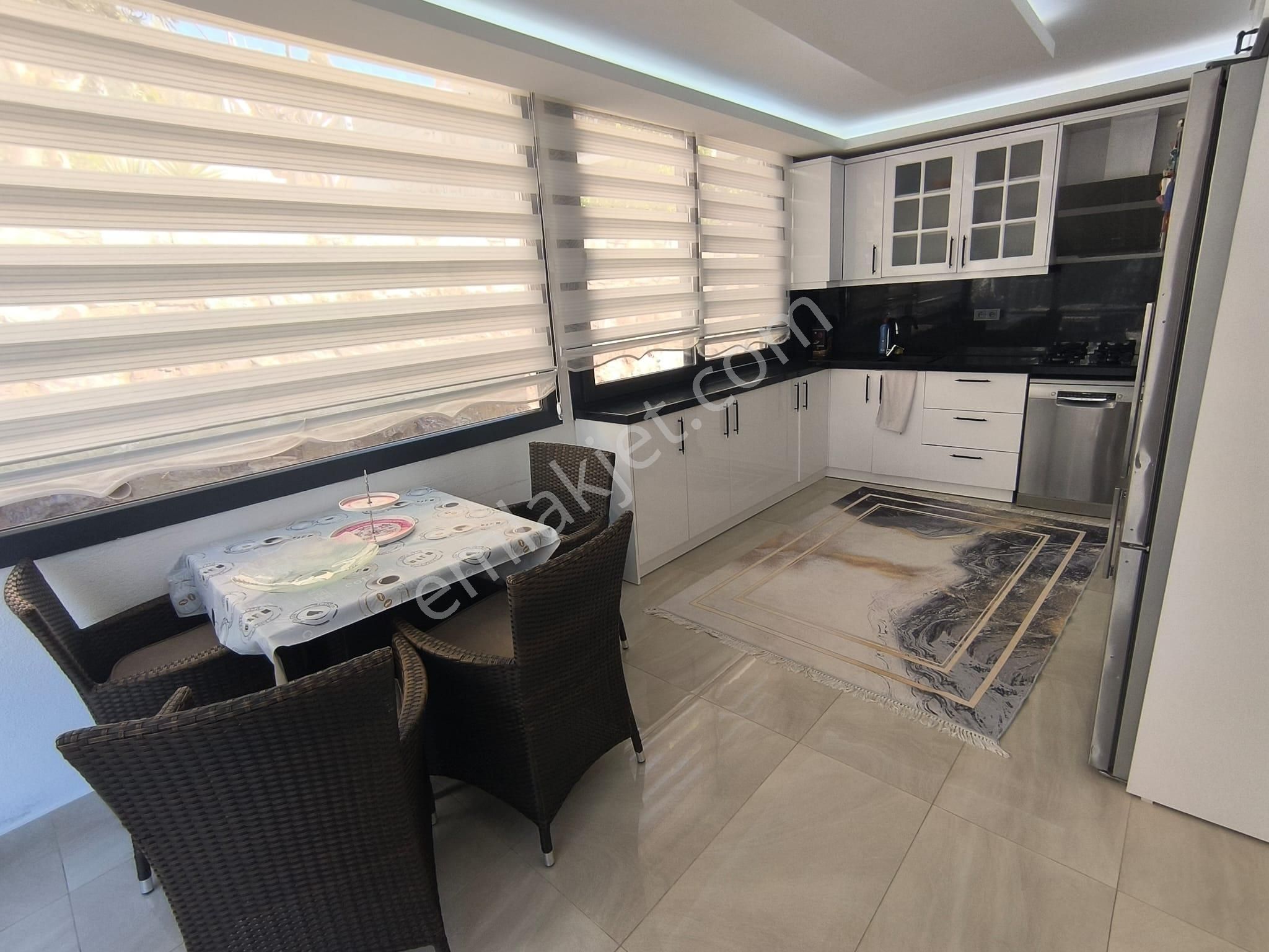 Günbatımı Sitesinde Köşe Başı Havuzlu Lüks Konsept Villa - Görsel 22