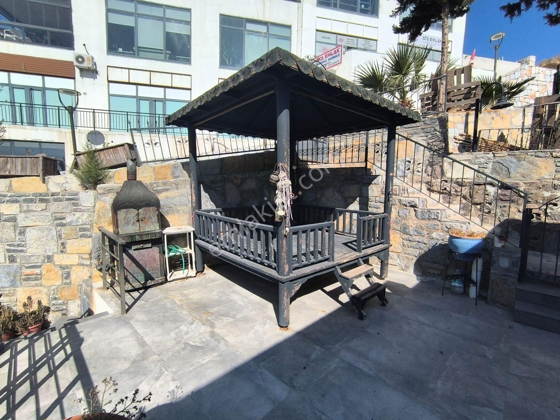 Günbatımı Sitesinde Köşe Başı Havuzlu Lüks Konsept Villa - Görsel 24