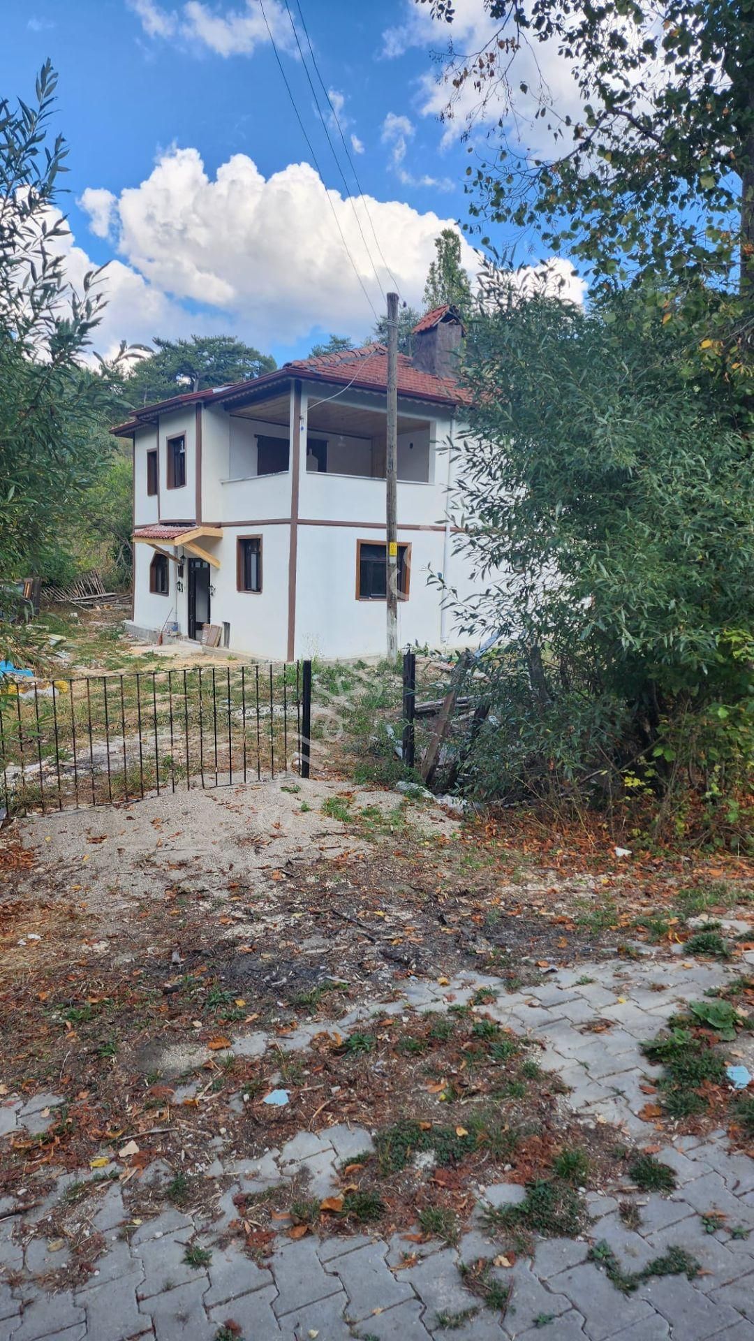 Mudurnu Hüsamettindere Köyü (Merkez) Satılık Müstakil Ev Bolu Mudurnu Hüsamettindere Ķöyde Takasa Açık Satılık 2 Katlı Konak Villa