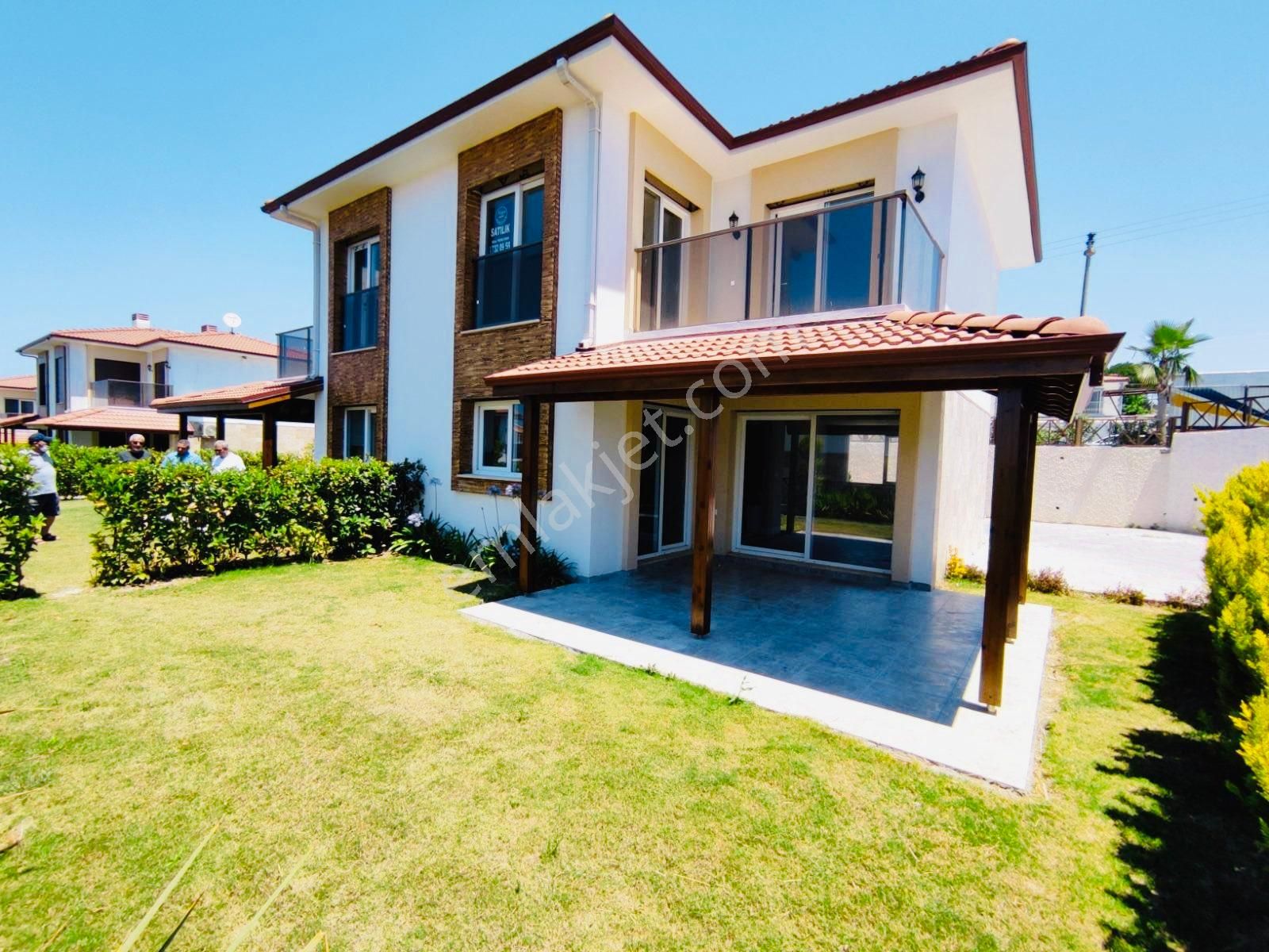 Kuşadası Davutlar Satılık Yazlık Sahil Siteler Yolun Altı Havuzlu Sitede 3+1 Yazlık Denize 900 Mtr