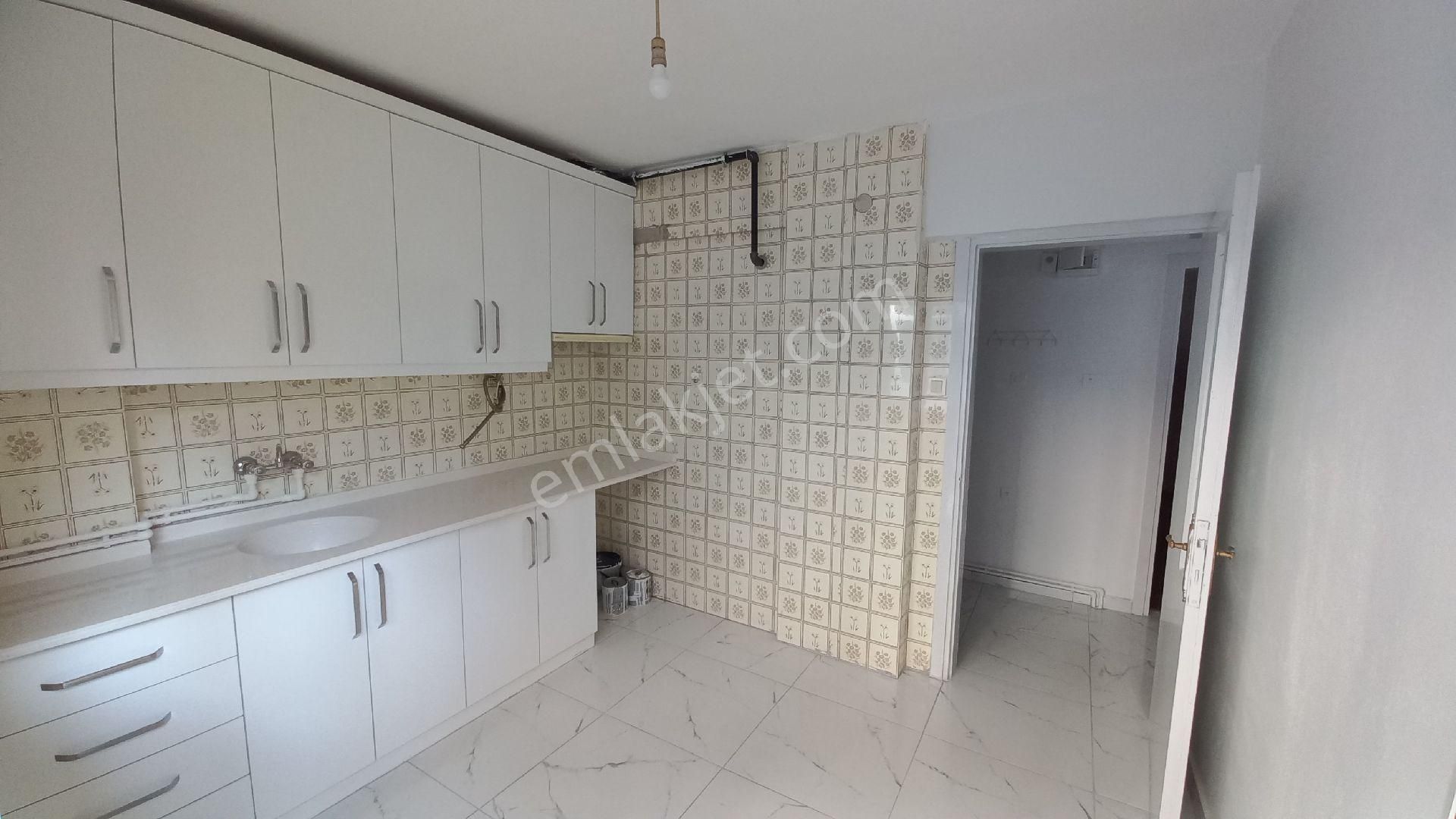 Bayraklı Mansuroğlu Kiralık Daire Bölge Metroya 3 Dakika Yürüme Mesafesinde 3+1 İçi Yapılı Daire.