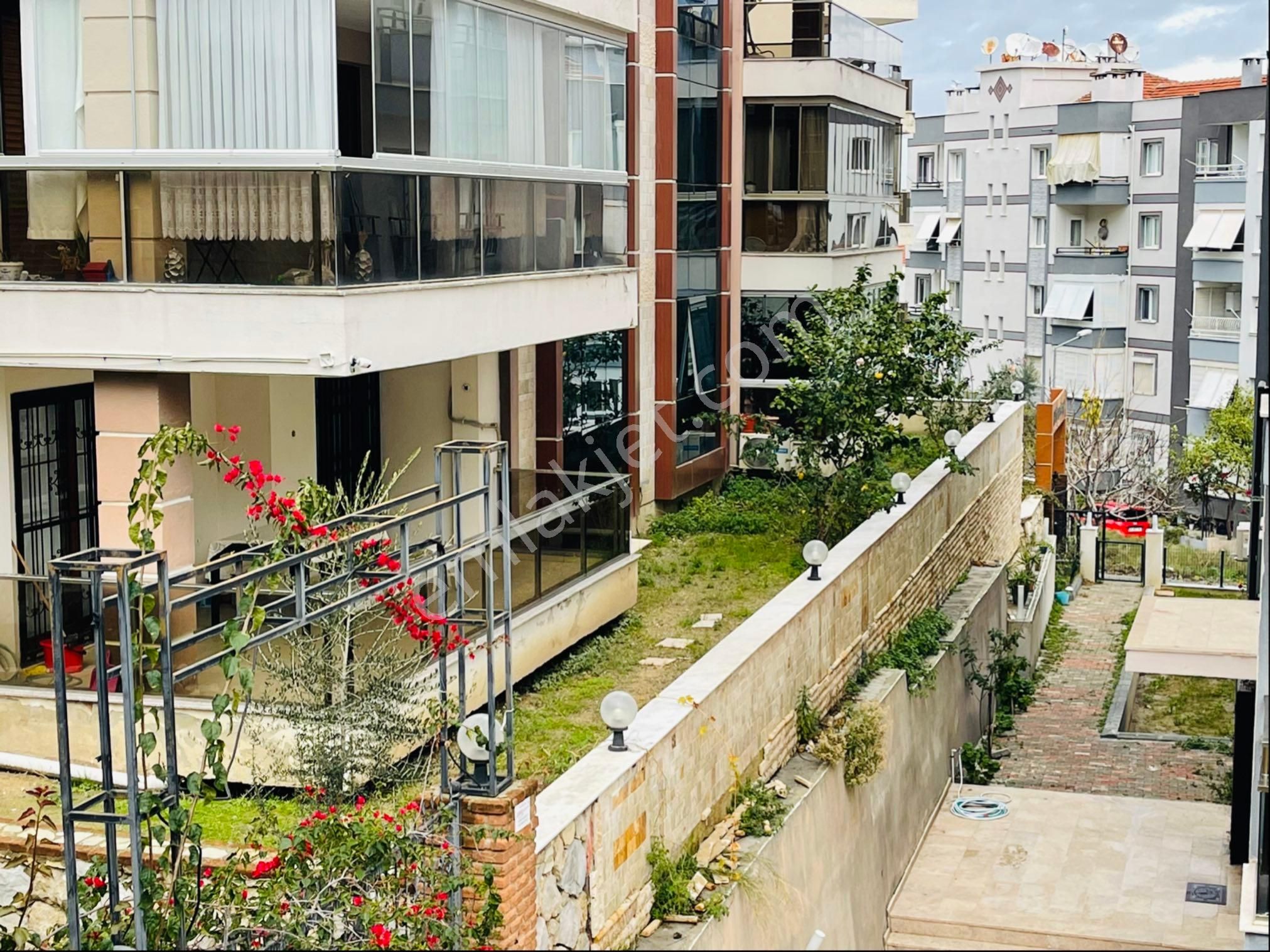 Kuşadası Kadınlar Denizi Satılık Daire Şehir Merkezinde 3+1 130m2 Doğalgaz Isıtmalı Daire