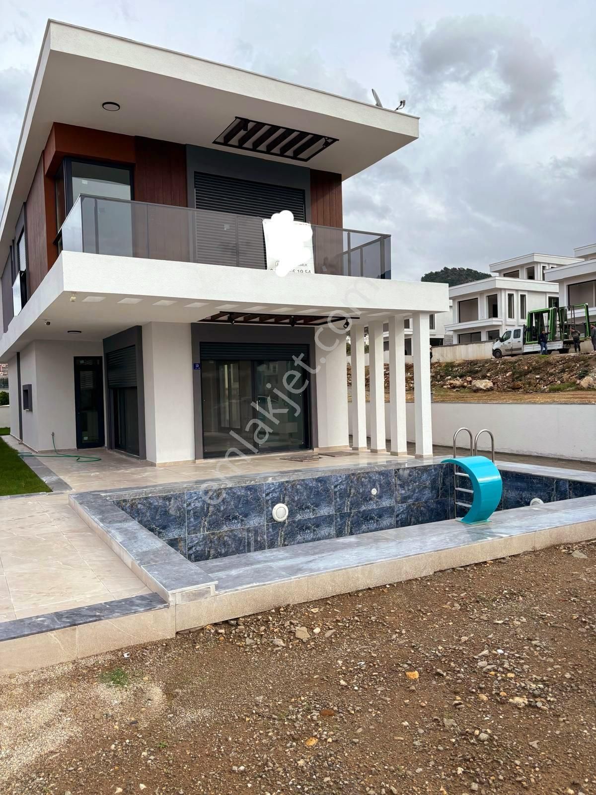 Kuşadası Güzelçamlı Satılık Villa Güzelçamlı'da 380 M² Arsa İçerisinde Tek Müstakil Villa