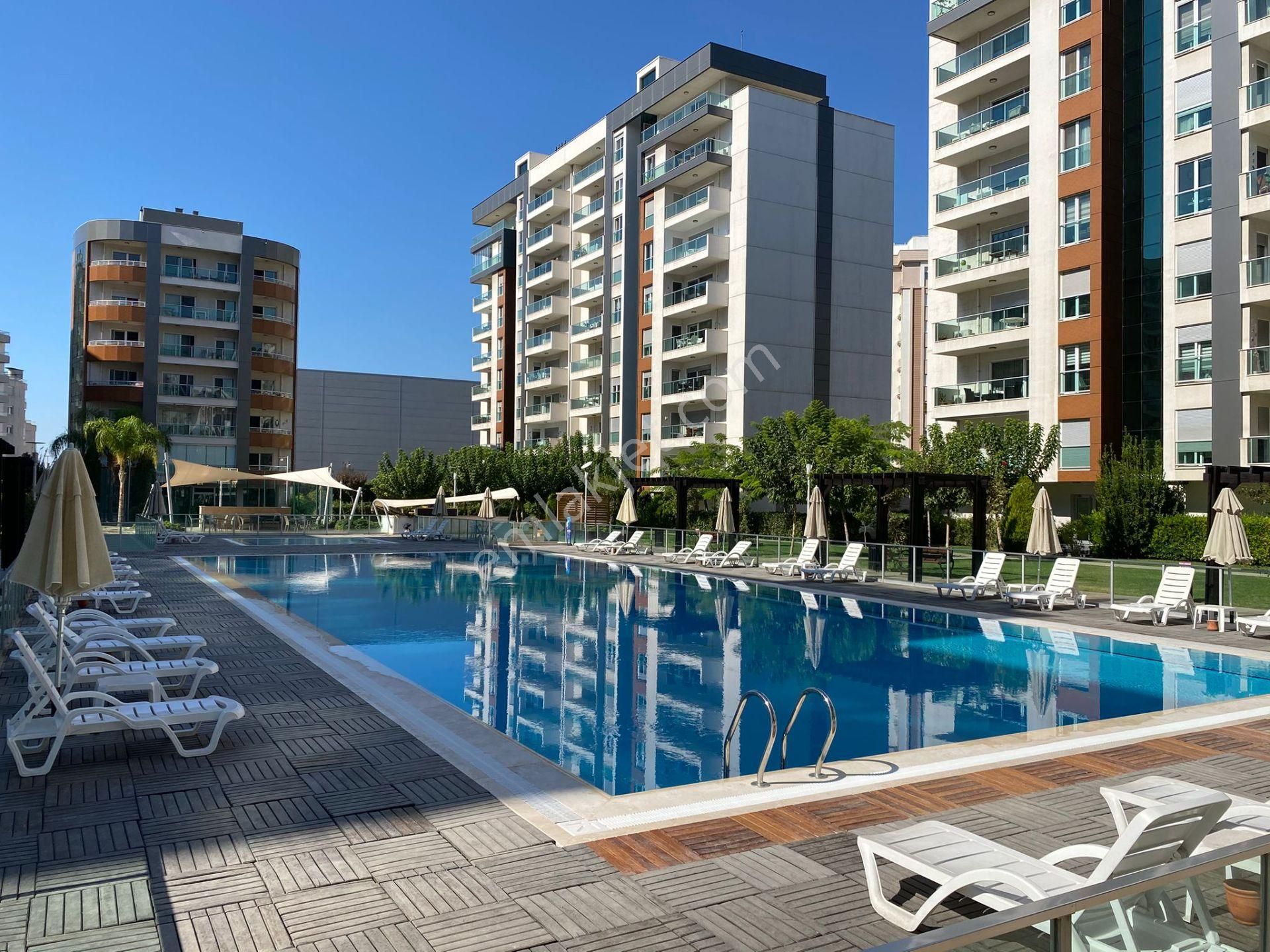 Karşıyaka Mavişehir Satılık Daire Mavişehir Modern 1 Sitesinde Deniz Manzaralı Satılık 1+1 Daire