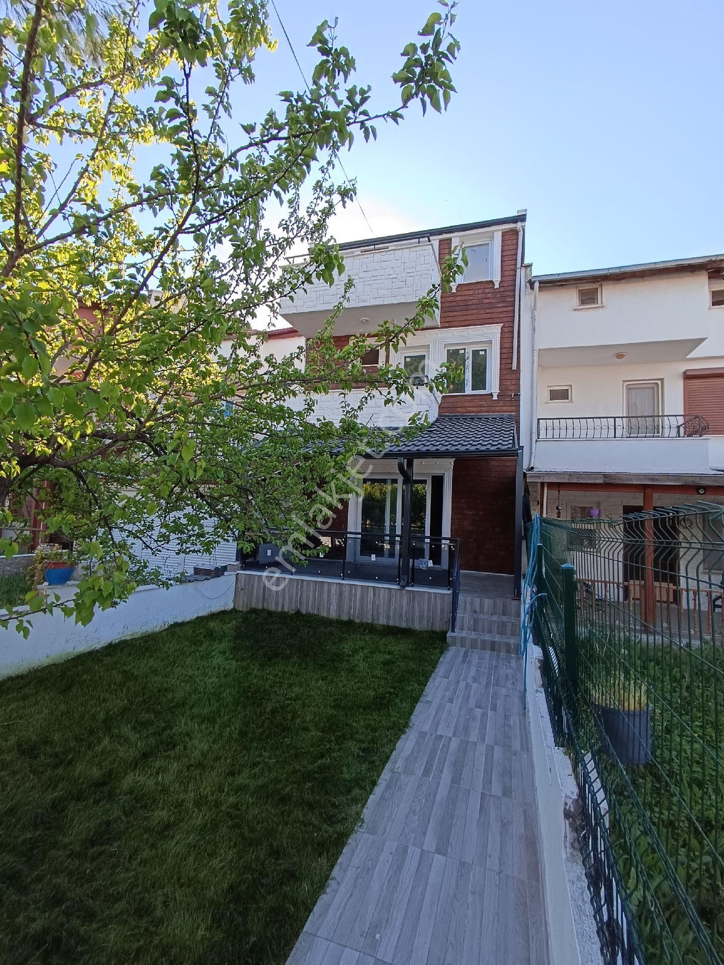 Ayvalık Altınova Satılık Villa 3+1 Site İçinde Satılık Villa