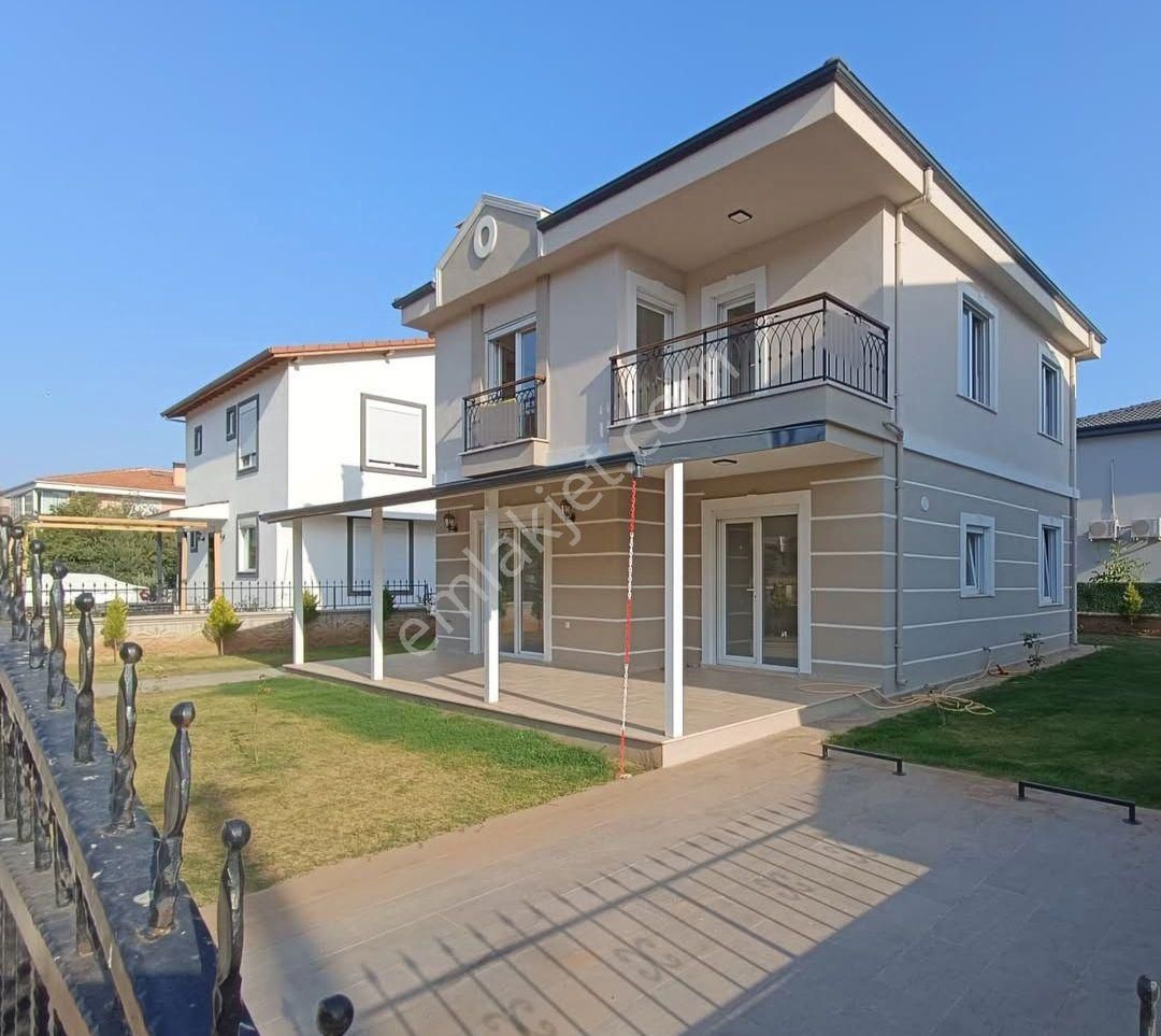 Ayvalık Küçükköy Satılık Villa Sarımsaklı'da Geniş Oturumlu Müstakil Villa