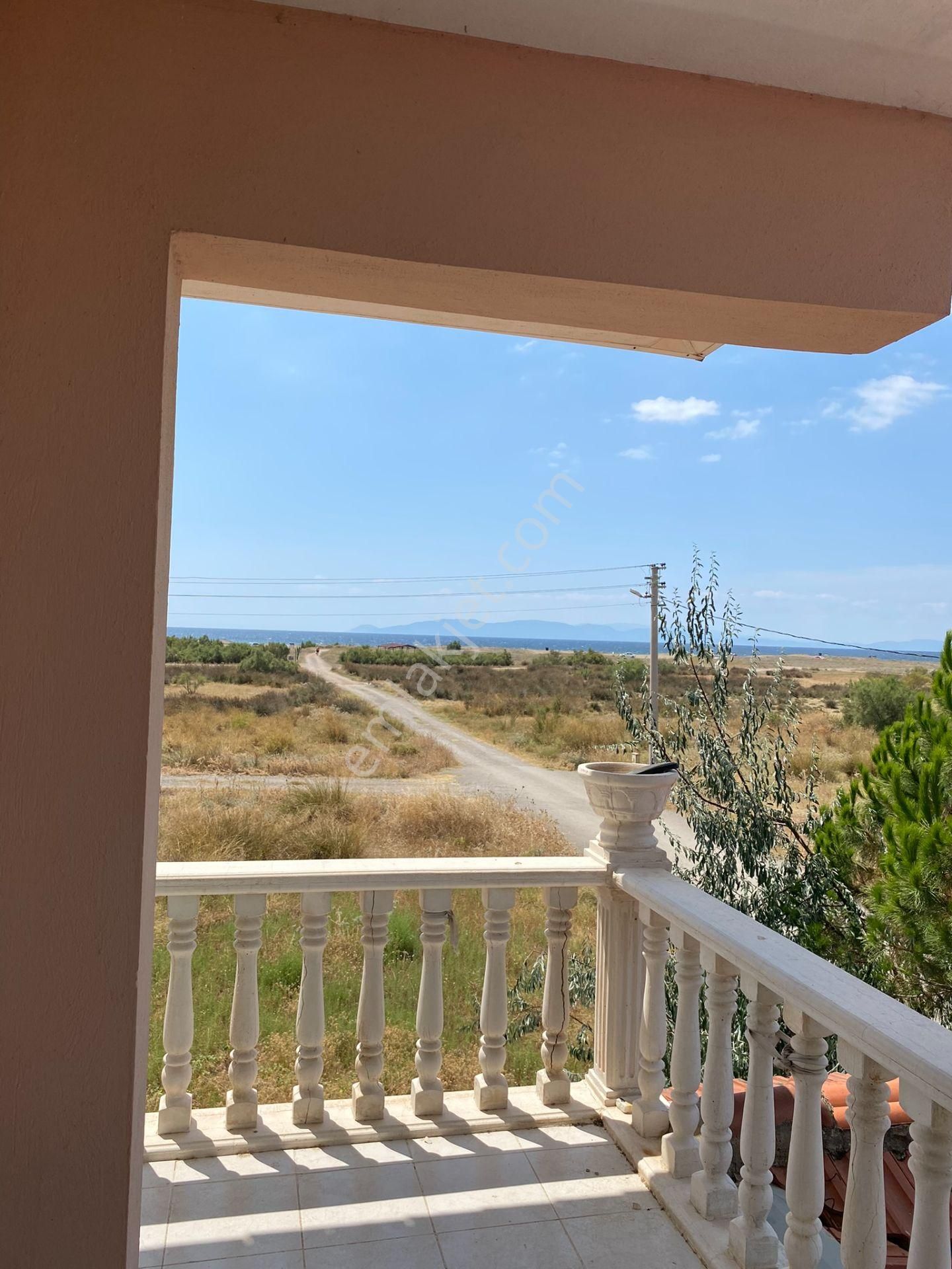 Dikili Güven Emlak'tan Cumhuriyet Mahallesinde Denize Sıfır Satılık Villa - Görsel 25