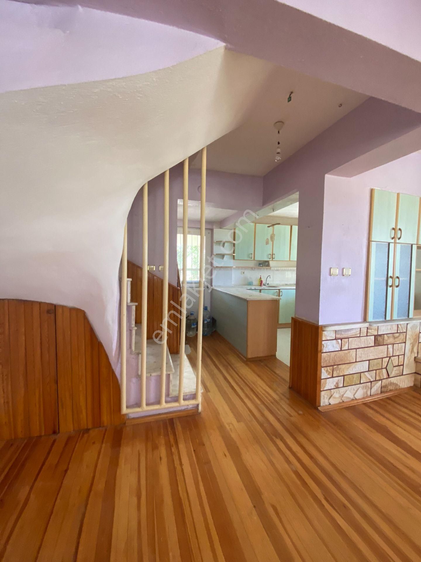 Dikili Güven Emlak'tan Cumhuriyet Mahallesinde Denize Sıfır Satılık Villa - Görsel 16