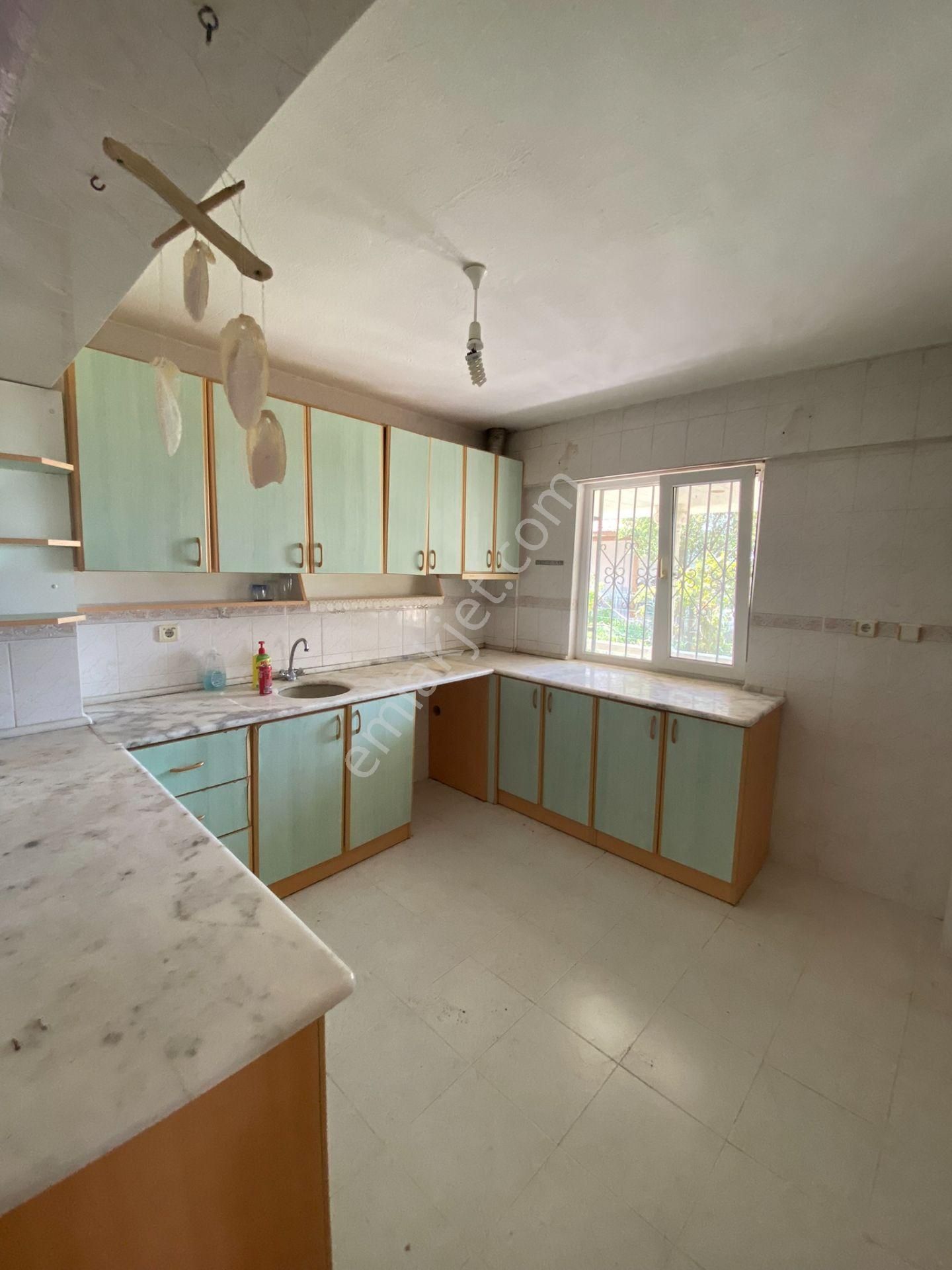 Dikili Güven Emlak'tan Cumhuriyet Mahallesinde Denize Sıfır Satılık Villa - Görsel 18