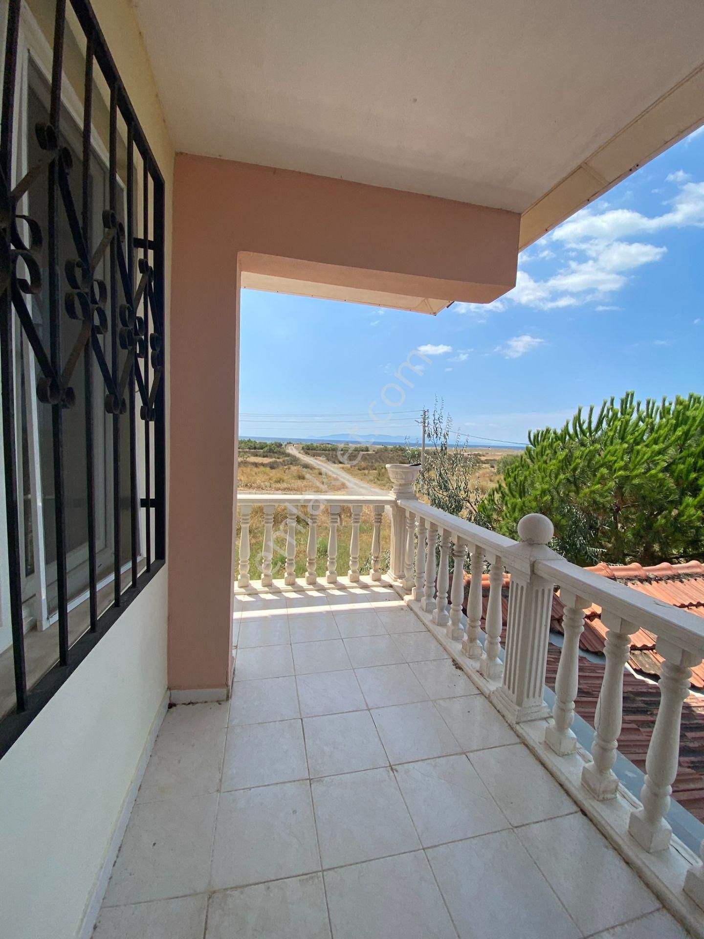 Dikili Güven Emlak'tan Cumhuriyet Mahallesinde Denize Sıfır Satılık Villa - Görsel 26