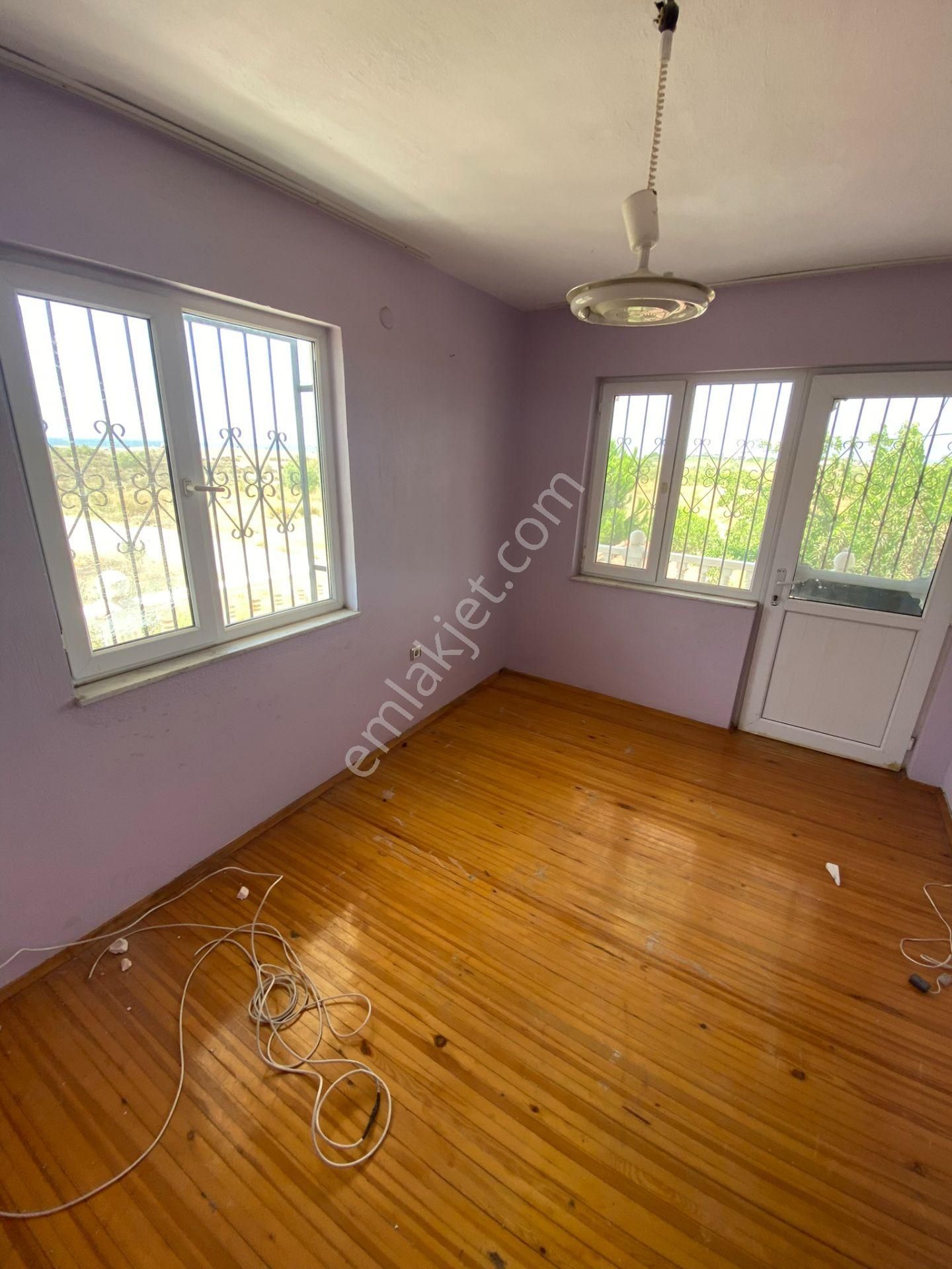 Dikili Güven Emlak'tan Cumhuriyet Mahallesinde Denize Sıfır Satılık Villa - Görsel 23