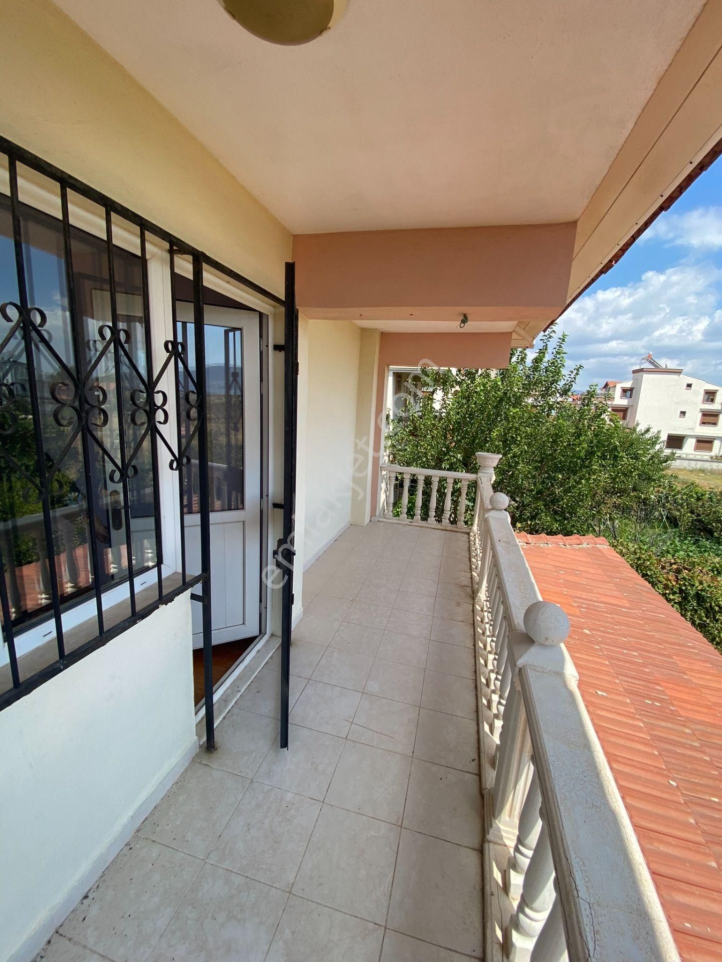 Dikili Güven Emlak'tan Cumhuriyet Mahallesinde Denize Sıfır Satılık Villa - Görsel 33