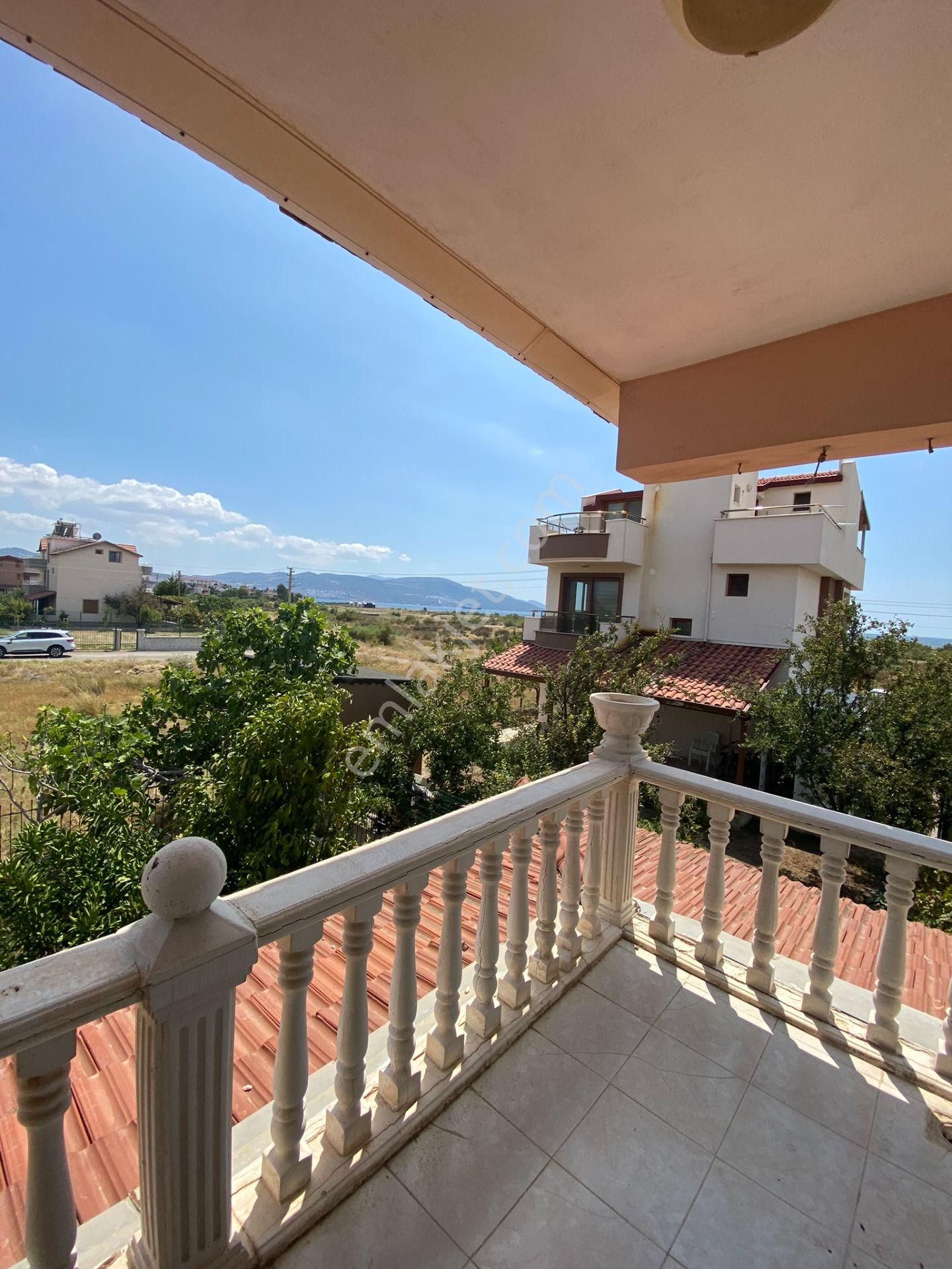 Dikili Güven Emlak'tan Cumhuriyet Mahallesinde Denize Sıfır Satılık Villa - Görsel 31