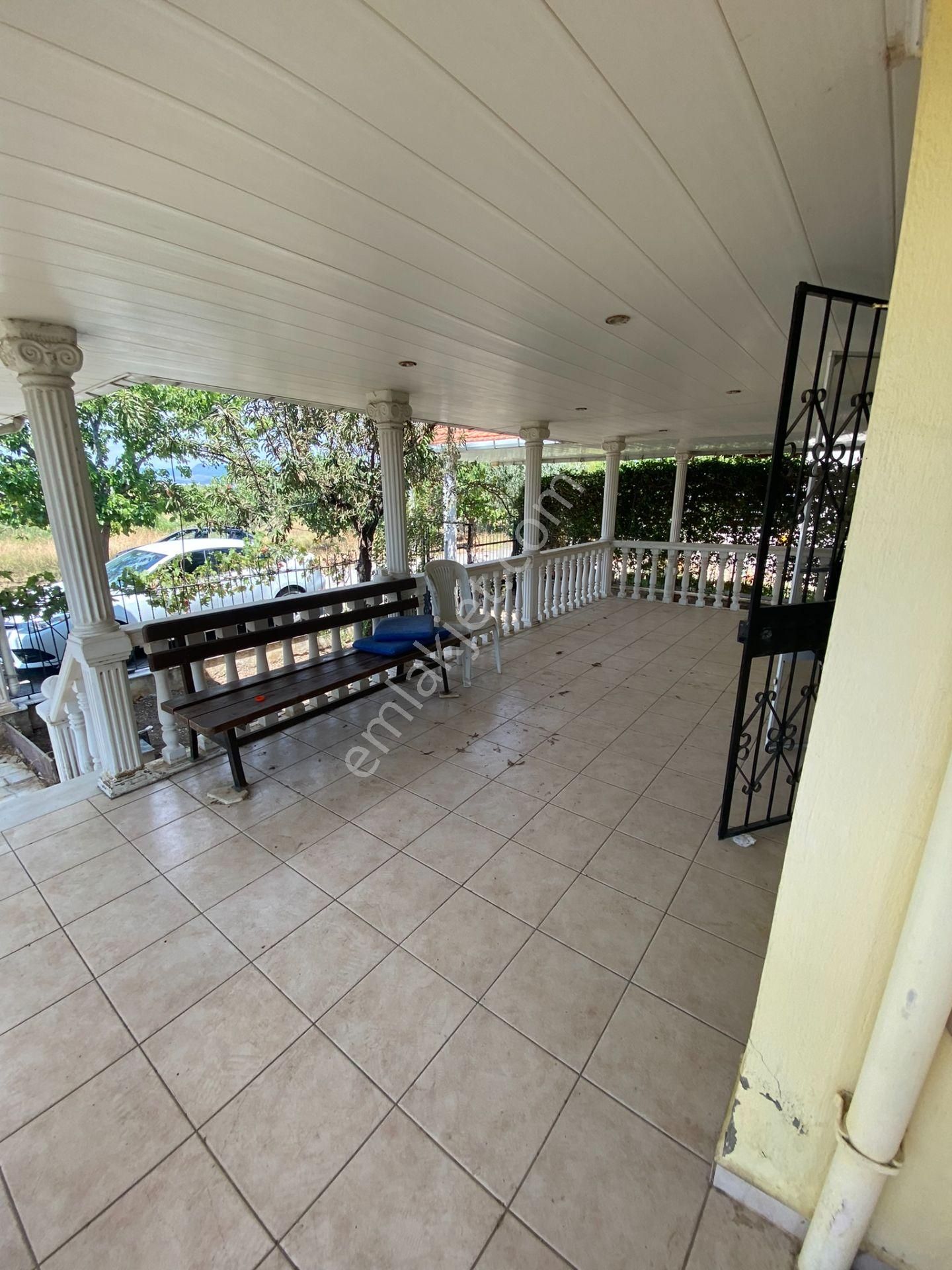 Dikili Güven Emlak'tan Cumhuriyet Mahallesinde Denize Sıfır Satılık Villa - Görsel 11