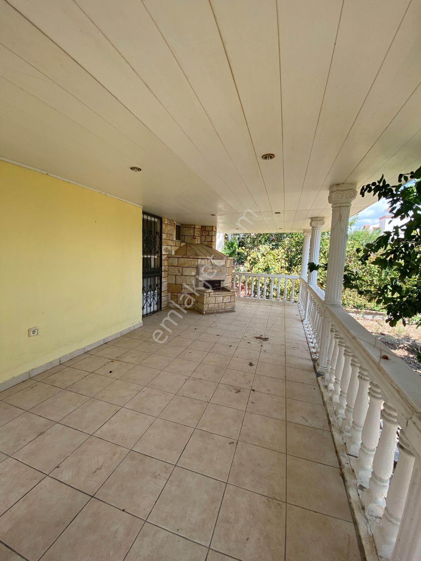 Dikili Güven Emlak'tan Cumhuriyet Mahallesinde Denize Sıfır Satılık Villa - Görsel 8