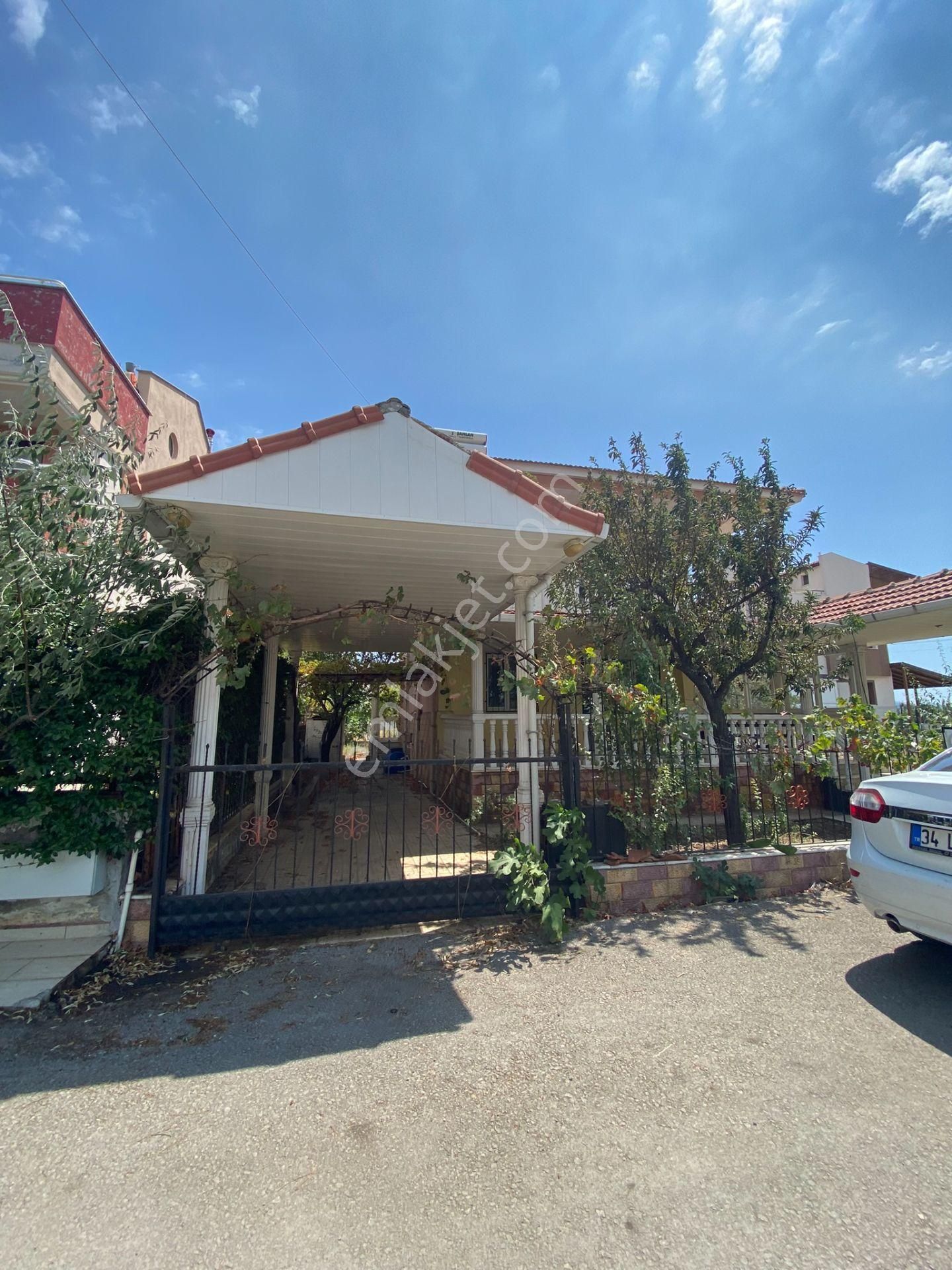 Dikili Güven Emlak'tan Cumhuriyet Mahallesinde Denize Sıfır Satılık Villa - Görsel 5